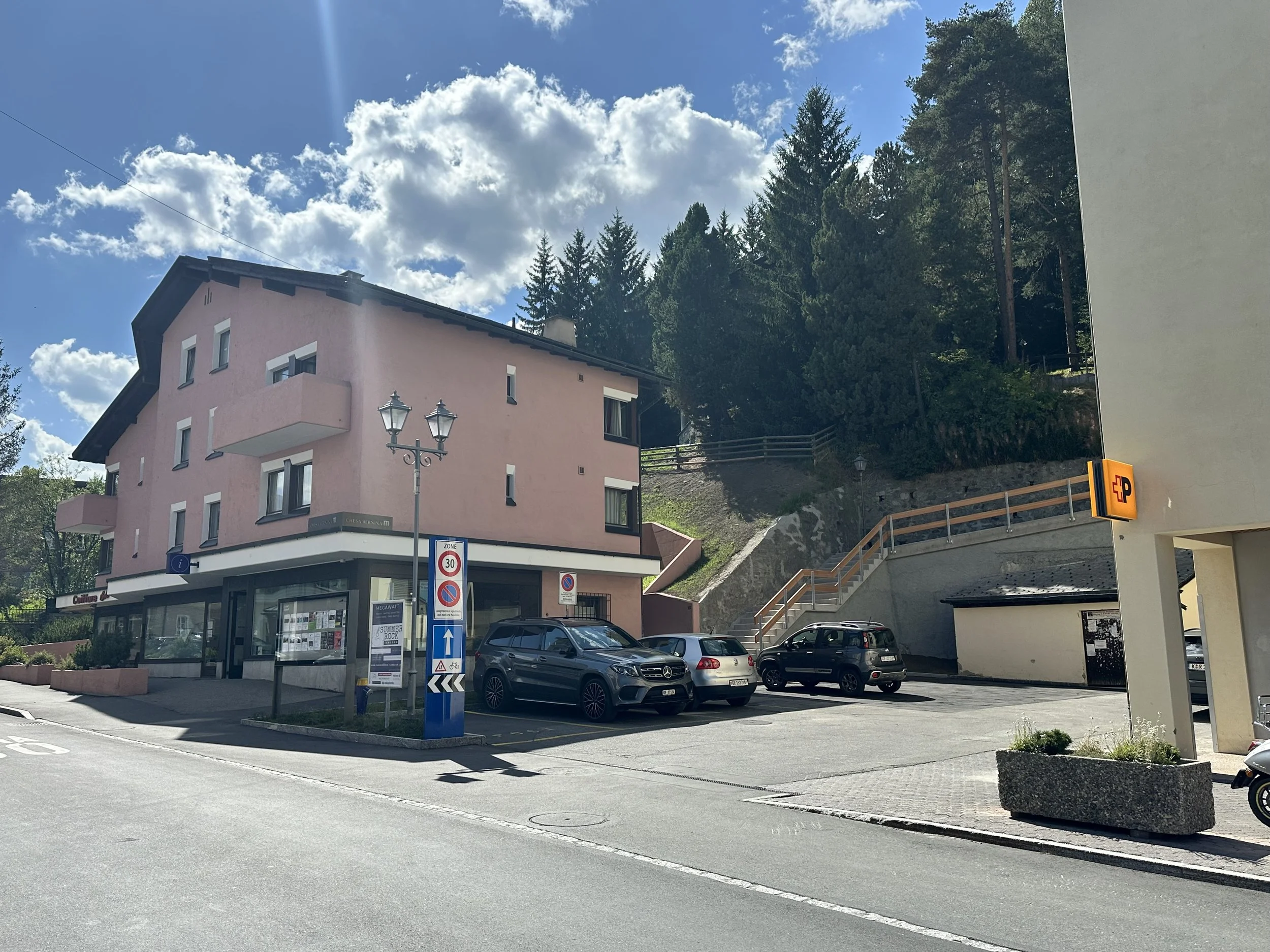 Zu Fuss: Bushaltestelle Post. Die Treppe zwischen Post und Touristikbüro hochlaufen bis zur Schule und dann der Strasse entlanglaufen.