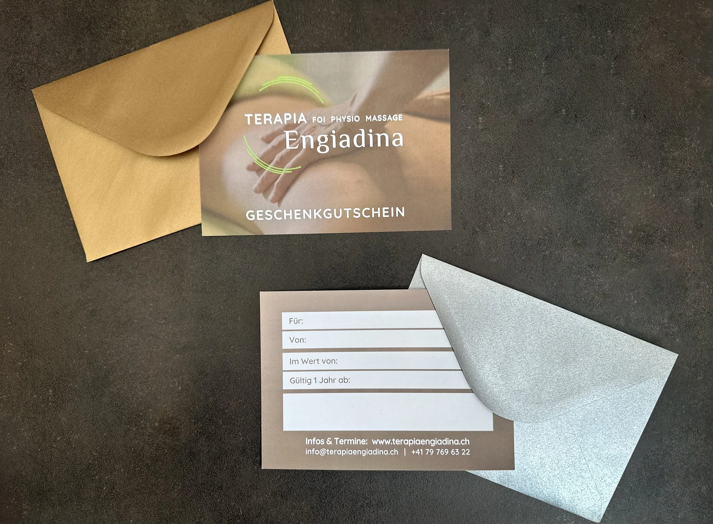 Geschenkgutschein für eine Therapie bei Engiadina, mit goldener und silberner Umhüllung
