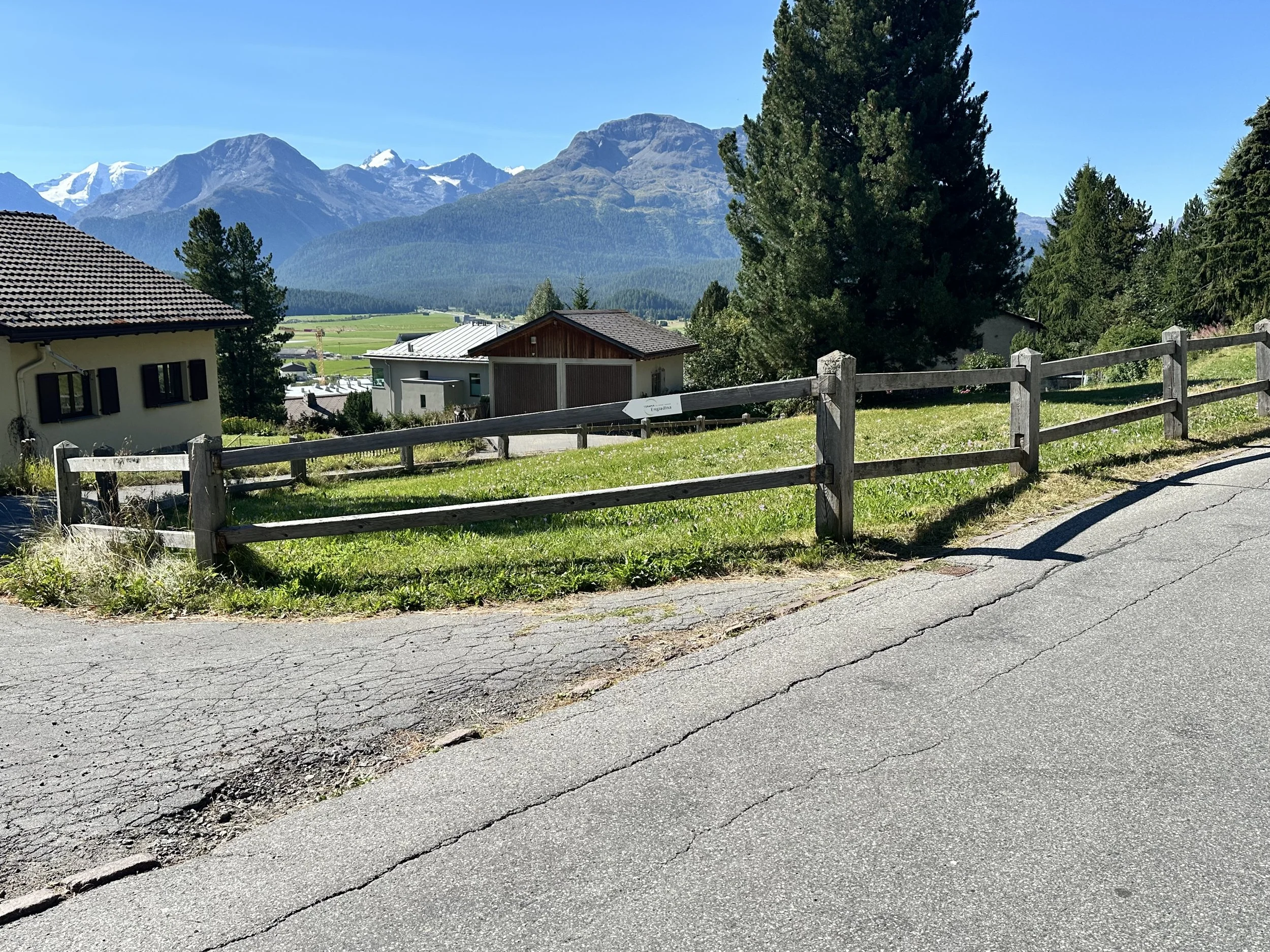 Parkplatz P2: Direkt neben dem Zaun