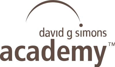 Logo der David G. Simons Academy mit einem Halbkreis und dem Schriftzug 'david g simons academy'.