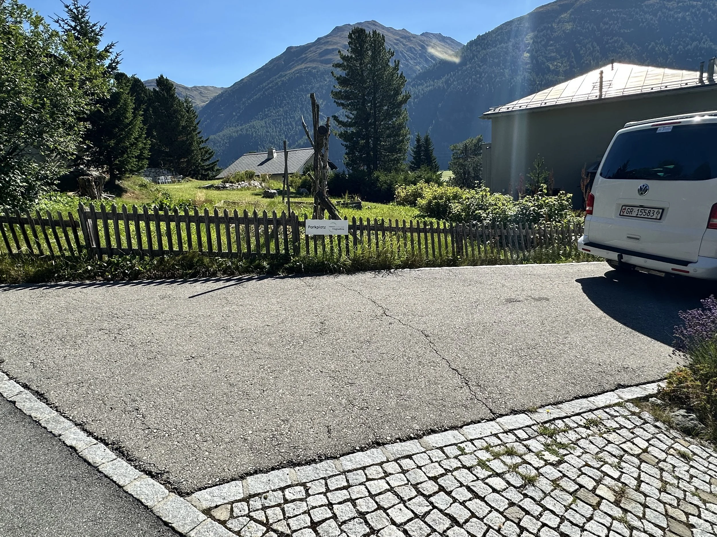 Parkplatz P1: Hinter weissen VW Bus