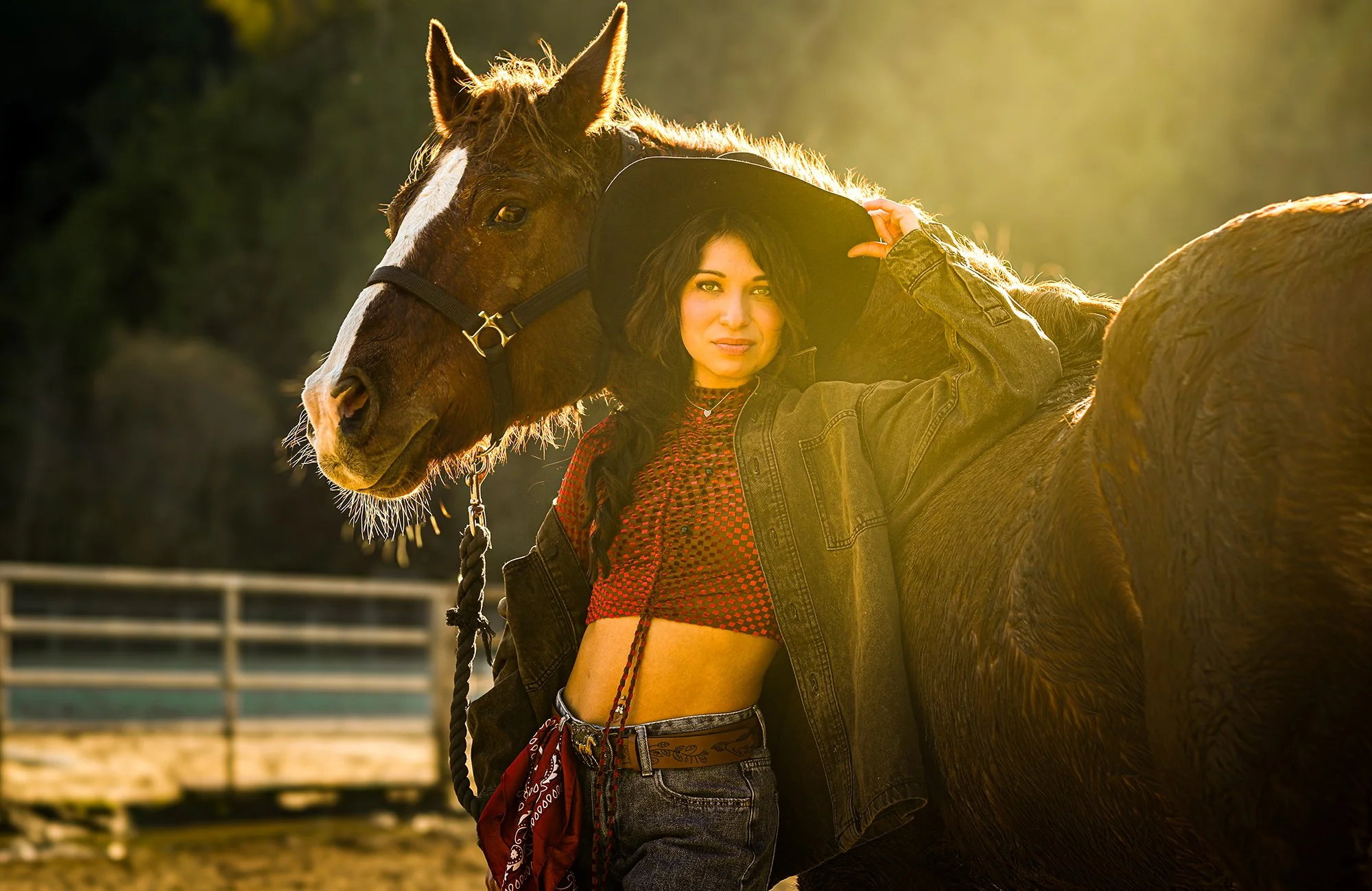 Golden hour cowgirl portrait with a brown horse on a rustic ranch, captured in warm backlight for a cinematic, nostalgic mood. Perfect for equestrian lifestyle, western fashion, and ranch photography content.

#GoldenHour
#CowgirlStyle
#EquestrianLif