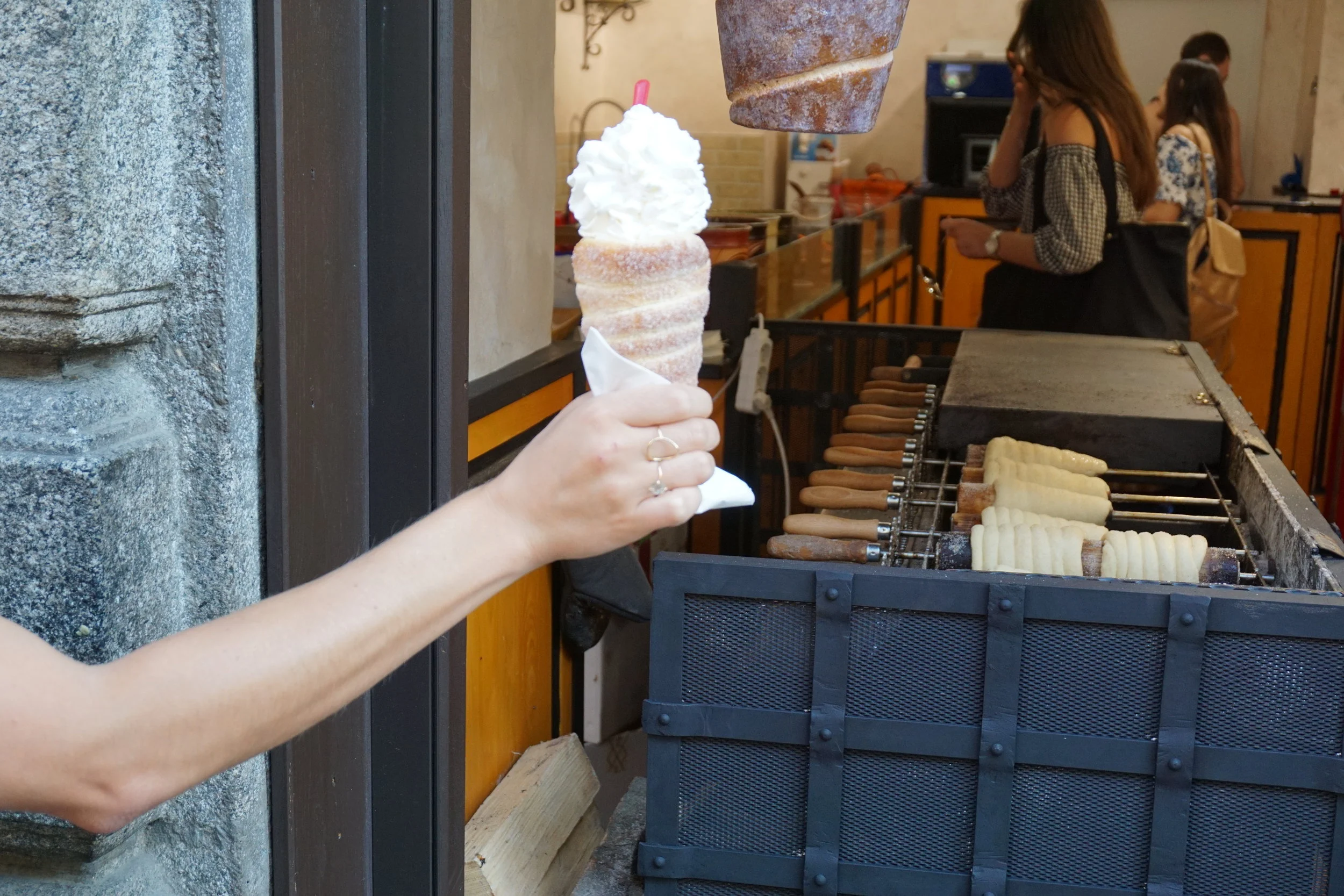 GREEN QUARTZ SOLITAIRE RING | FASHIONABLE, HAMMERED CIRCLE RING  |FASHIONABLE