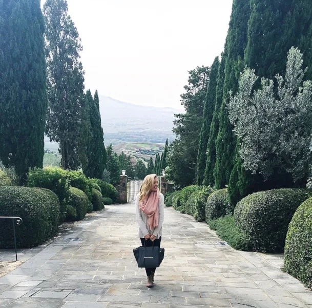 FINE KNIT SWEATER (H&amp;M), MANGO FRAYED EDGE SCARF (SIMILAR HERE), LUGGAGE HANDBAG.