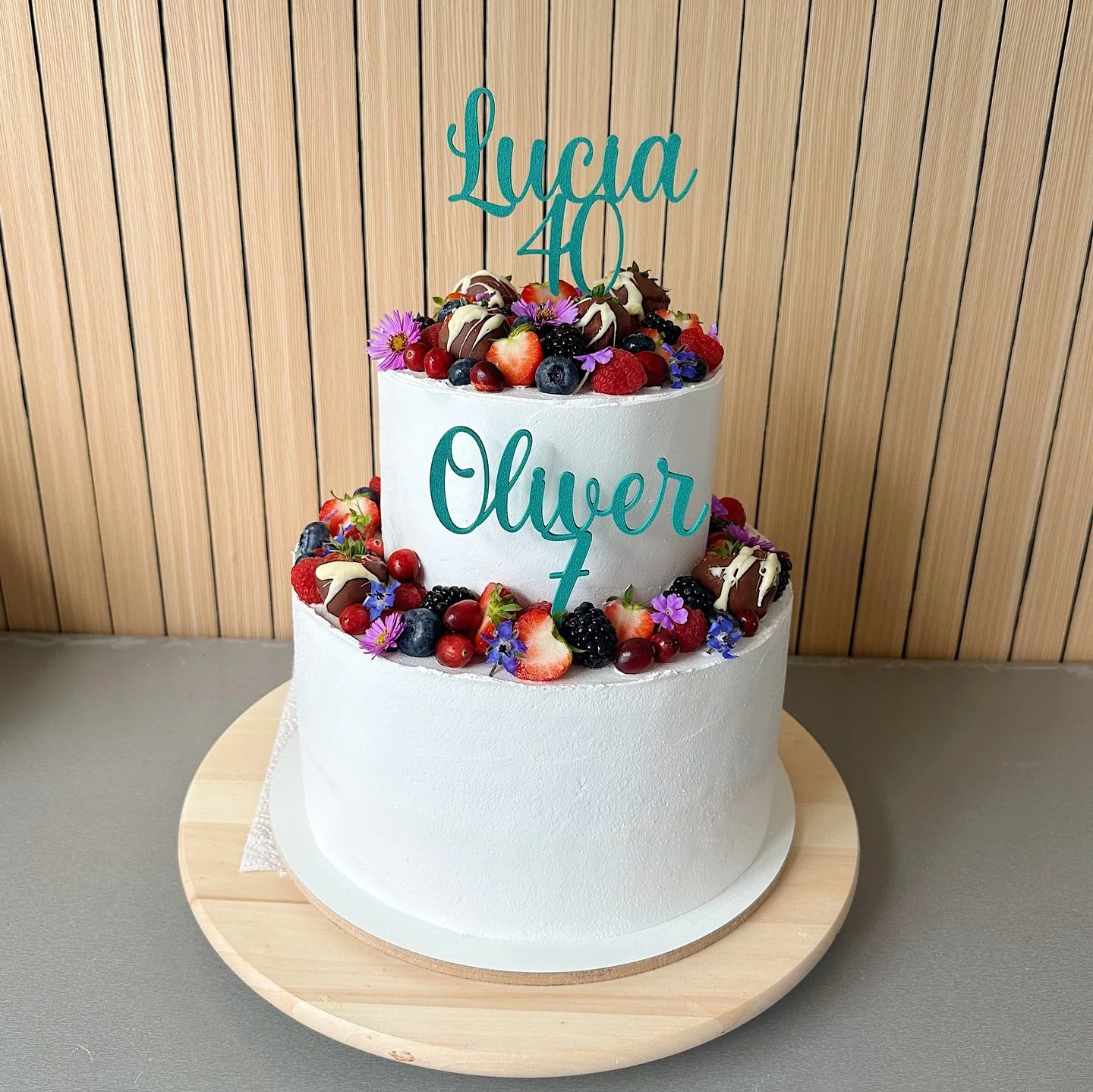 Prv&aacute; dvojposchodka 🥹 a doteraz najv&auml;č&scaron;ia torta ak&uacute; som robila👩&zwj;🍳. 

❤️Vanilka korpus v kombin&aacute;cii s čoko kr&eacute;mom a vanilkov&yacute;m kr&eacute;mom s ovoc&iacute;m. 🍫🍰
*a jedno najv&auml;č&scaron;ie ďaku