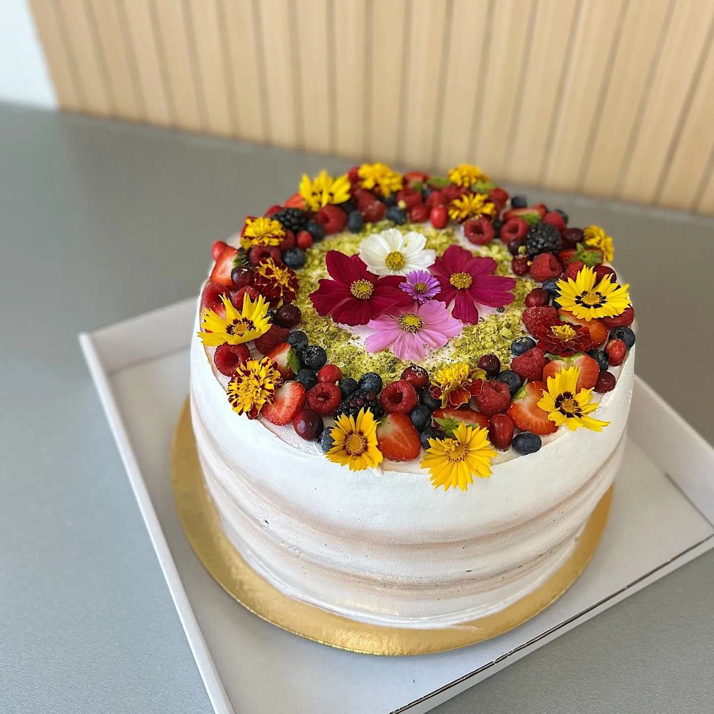 Rozkvitnut&aacute; l&uacute;ka na torte 🎂. 
*v&scaron;etko jedl&eacute; kvety 
🌸🌺🌼