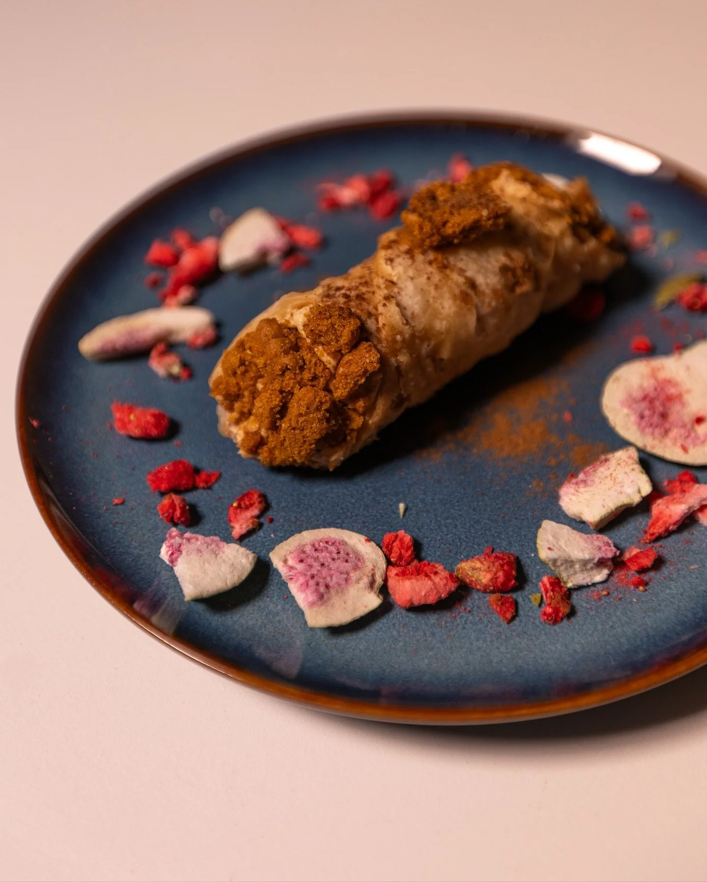 Ďal&scaron;ia 🍁 novinka - LOTUS cannolo
Chrumkav&eacute;, tenk&eacute; cesto plnen&eacute; jemn&yacute;m lotus kr&eacute;mom, prevoňan&yacute;m &scaron;koricou, cel&eacute; doťuknut&eacute; vanilkou a na konci chrumkav&yacute;m lotus crumble 🤤🤤🤤.