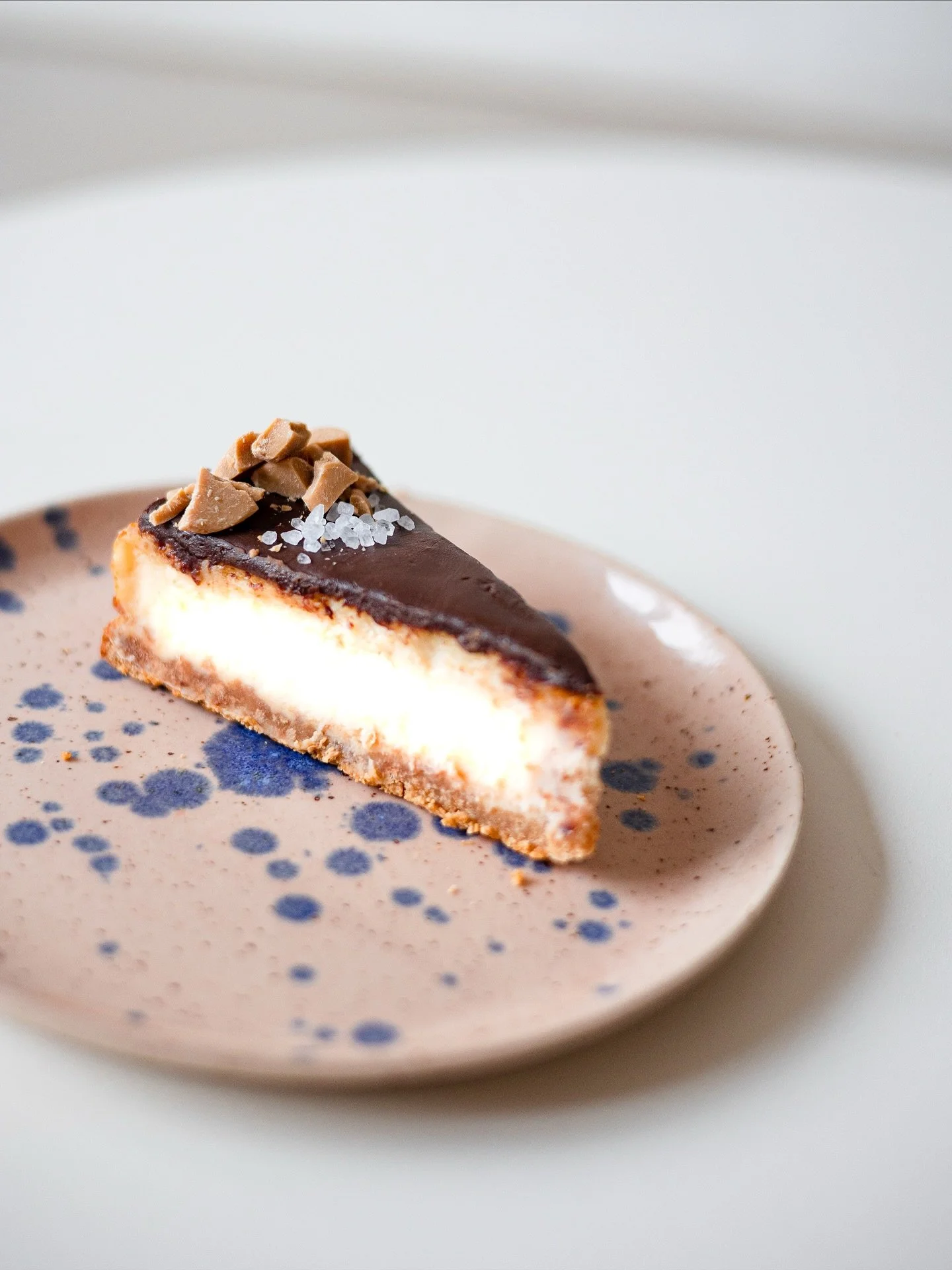 NOVINKA 🍁🍰
~Salted Caramel &amp; dark chocolate cheesecake
Kr&eacute;mov&yacute; cheesecake, no tentoraz karamel (samozrejme od @vlciesirupy ) nieje na vrchu ako poleva, ale ukryt&yacute; vn&uacute;tri 🤤. Kr&aacute;sne vyladen&yacute; s polevou z 