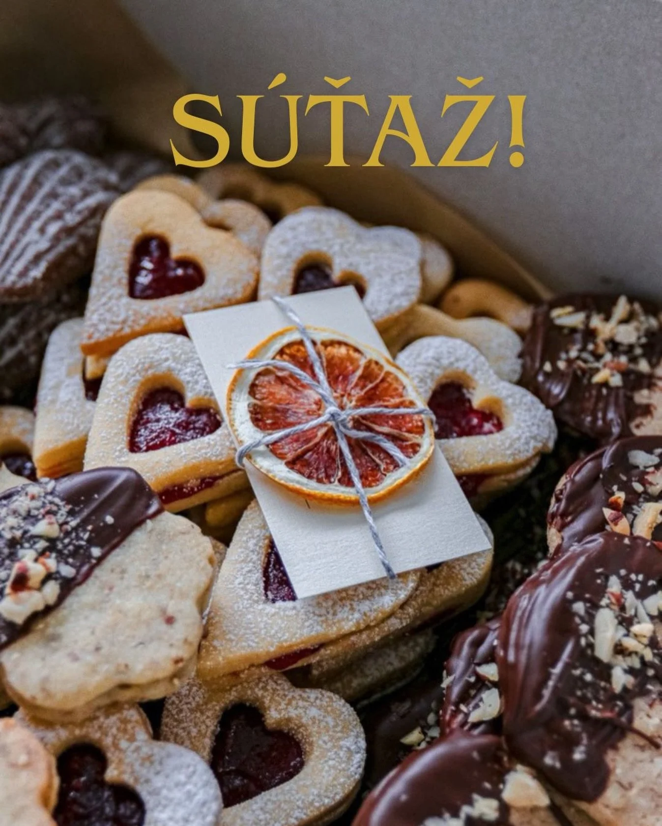 D&ocirc;kazom toho, ako moc som v k&yacute;bli je, že t&uacute;to s&uacute;ťaž m&aacute;m pripraven&uacute; už t&yacute;ždeň, a &uacute;plne som na ňu zabudla 🙈. Každop&aacute;dne:
D&aacute;me si S&Uacute;ŤAŽ O KRABIČKU VIANOČN&Yacute;CH KOL&Aacute;