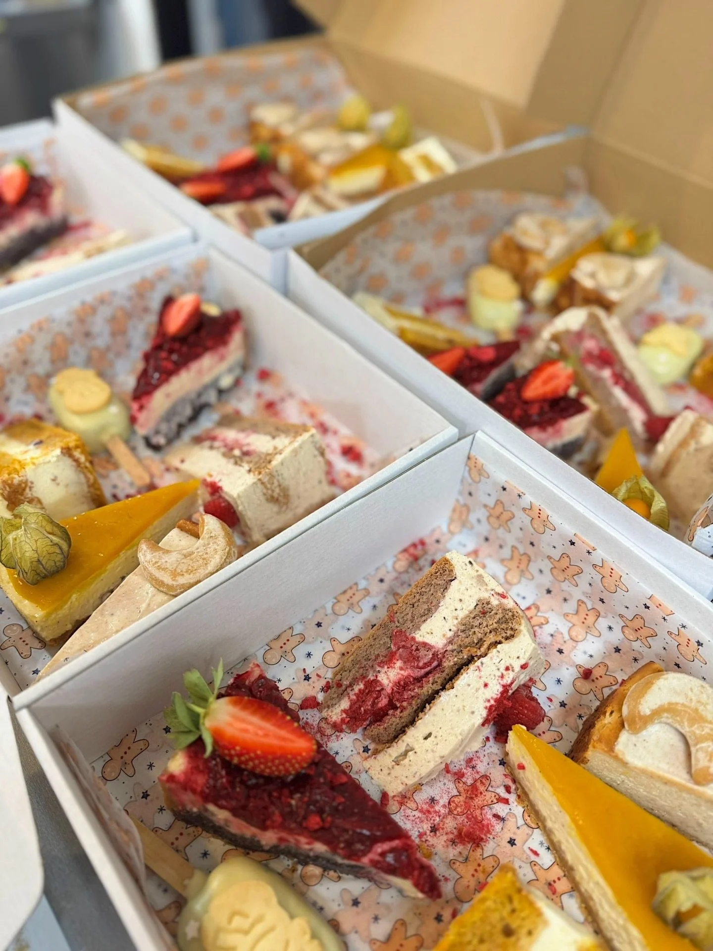 4. Adventn&aacute; nedeľa a odovzd&aacute;vanie posledn&yacute;ch vianočn&yacute;ch krabičiek 🎁🎄. Ďakujem, že ma rok čo rok zahŕňate toľkou l&aacute;skou a neskutočn&yacute;m množstvom objedn&aacute;vok. Tento rok okrem klasick&yacute;ch such&yacut