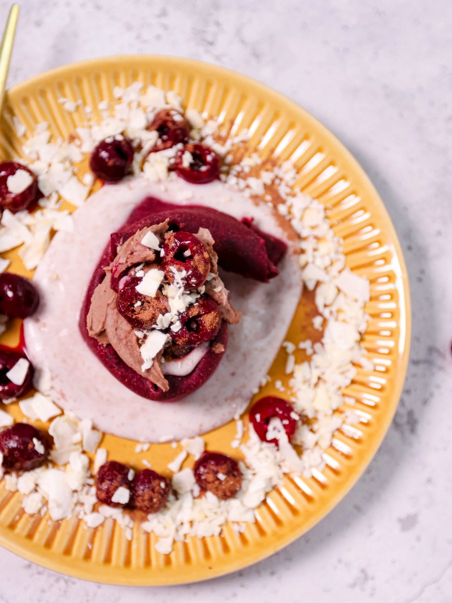 ~RECEPT~ 
&Scaron;koricov&aacute; rolka s bio vi&scaron;ňami a čokol&aacute;dou🍫

Chcela som vydať recept každ&uacute; adventn&uacute; nedeľu. No dostala som sa k tomu až po Vianociach 😅🙈. Tak ale poďme na to:

Ingrediencie na 1 porciu:
● hrsť vi&