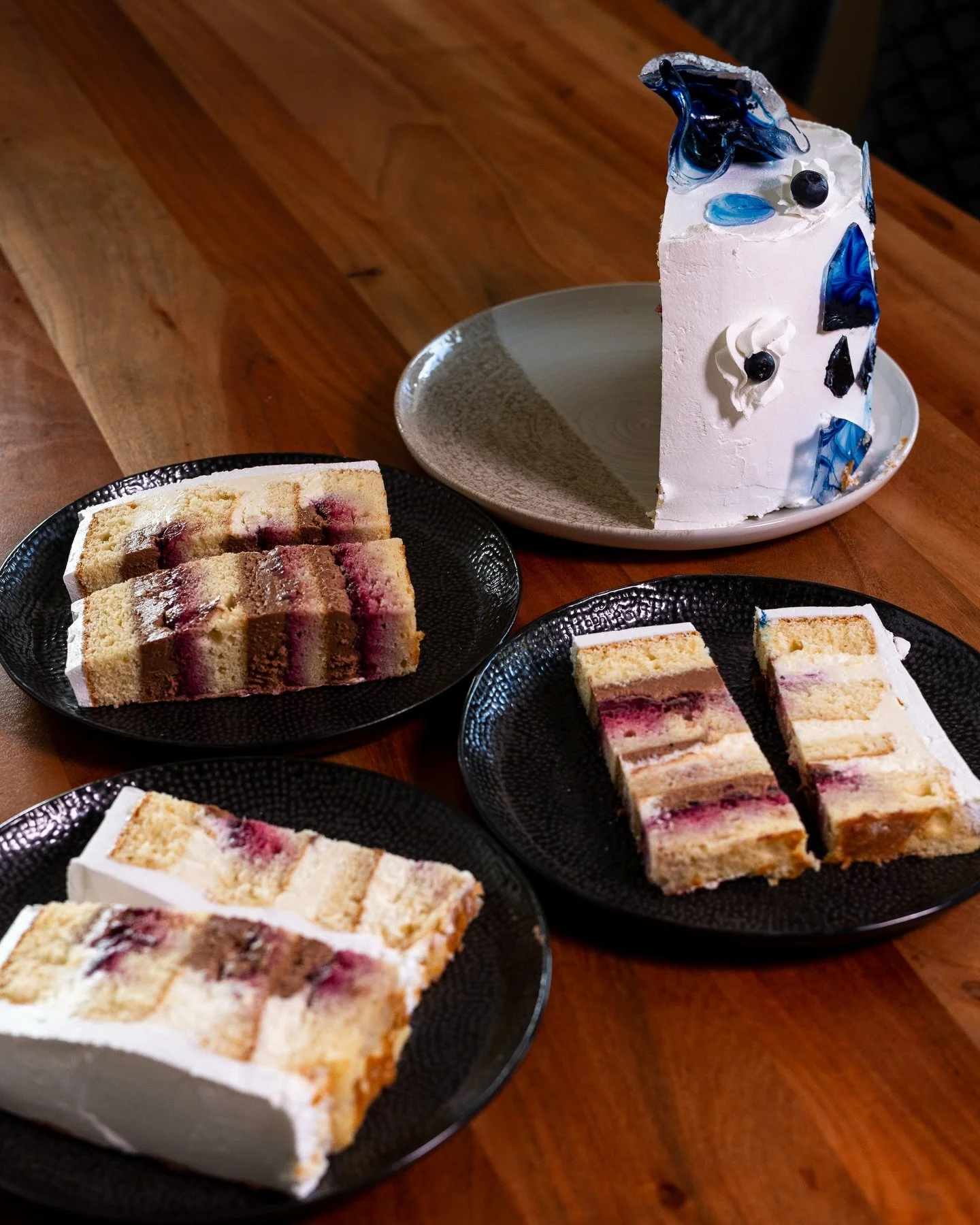 M&aacute;lokedy m&aacute;m &scaron;ancu vychutnať si pohľad na moje torty v priereze 🥹 a keď tu konečne t&aacute; pr&iacute;ležitosť je, neviem sa vynad&iacute;vať. 🎂✨
Vanilkov&yacute; korpus, čoko kr&eacute;m s lesn&yacute;m ovoc&iacute;m, a m&oci