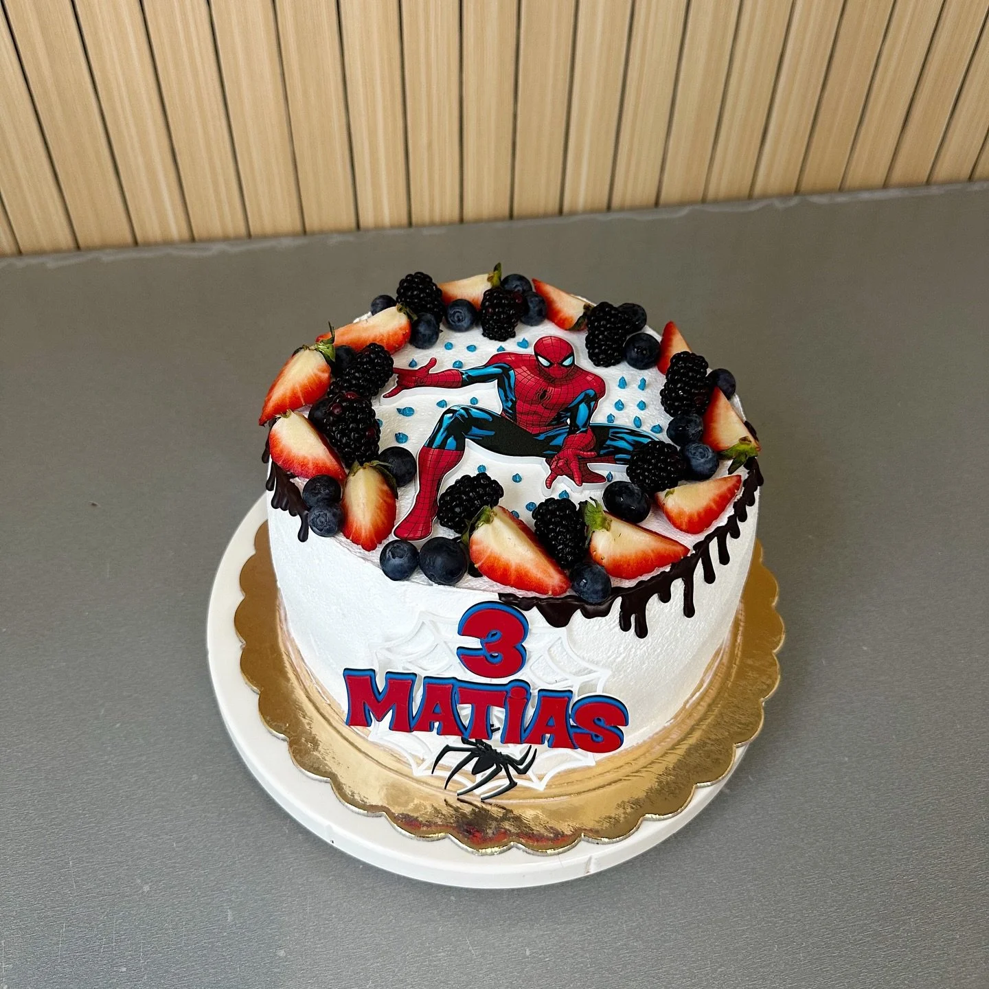🎂 Spiderman detsk&aacute; tortička 
Pr&iacute;chuť: vanilka &amp; lesn&eacute; ovocie 🍓🫐