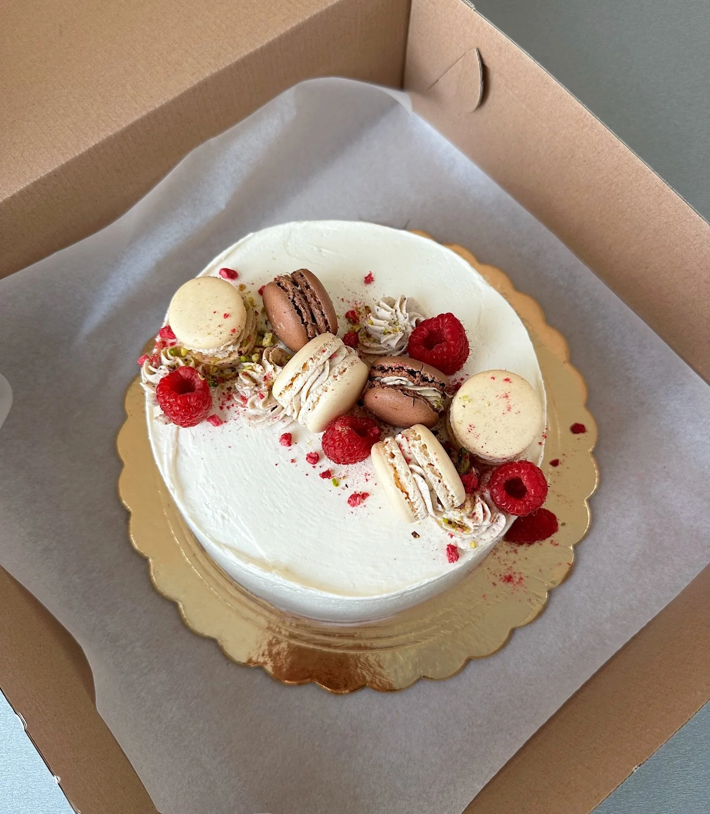 Torta bez lepku a lakt&oacute;zy - ga&scaron;tanovo- malinov&aacute; s makronkov&yacute;m zdoben&iacute;m ktor&eacute; ste si v&eacute;&eacute;ľmi obľ&uacute;bili 🥰🎂.
Vždy sa te&scaron;&iacute;m keď si nech&aacute;te poradiť, a keď mi nap&iacute;&s
