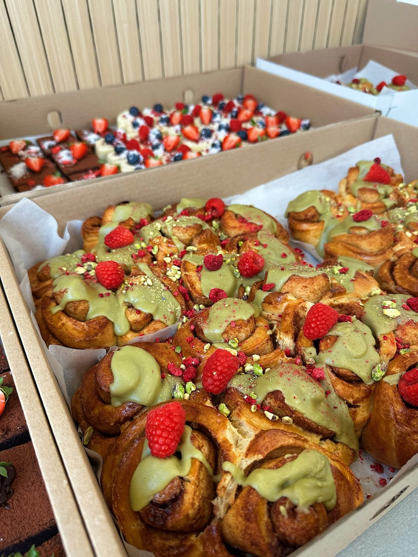 Jeden z mnoh&yacute;ch tento t&yacute;ždeň 💚
💛 cinnabons pist&aacute;cia-malina
💚 brownie cvikla
💛banana b&iacute; s ara&scaron;idov&yacute;m maslom, malinov&yacute;m rozvarom a ovoc&iacute;m
💚mini ovocn&eacute; rol&aacute;dky
💛 cheesecakes: ma