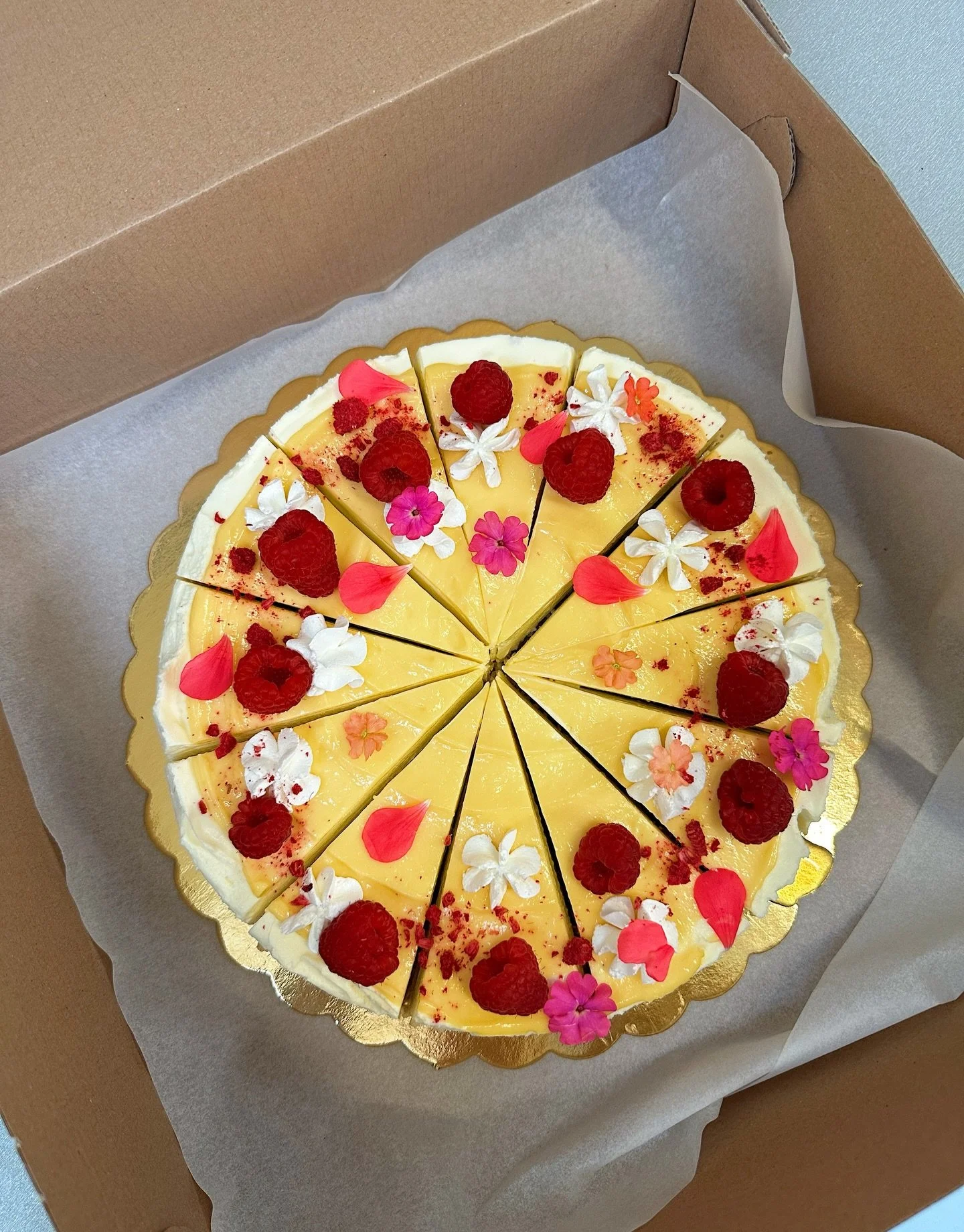 Vonku to tak s&iacute;ce nevyzer&aacute;, ale u mňa vo v&yacute;robe sa už jednoznačne zletnieva 🌸
Cheesecake 🍋🍰citr&oacute;n &amp; biela čoko doplnen&yacute; o jedl&eacute; kvety od @erik_valentovic 🌱🌼