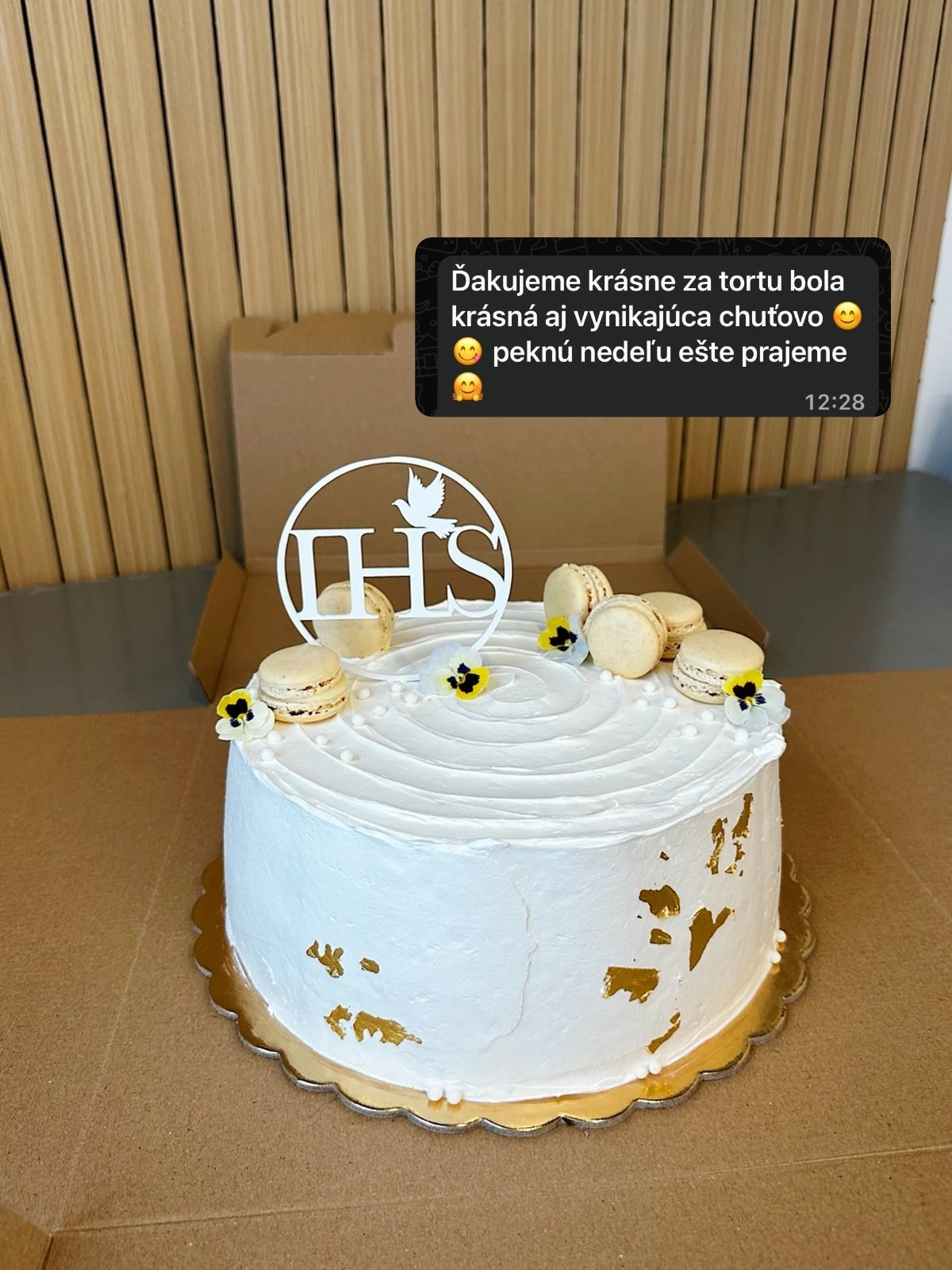 Jedna z v&iacute;kendov&yacute;ch tortičiek na 1. Sv&auml;t&eacute; prij&iacute;manie 🤍🕊️
Najobľ&uacute;benej&scaron;ia klasika:vanilkovo-jahodov&aacute; 🍓