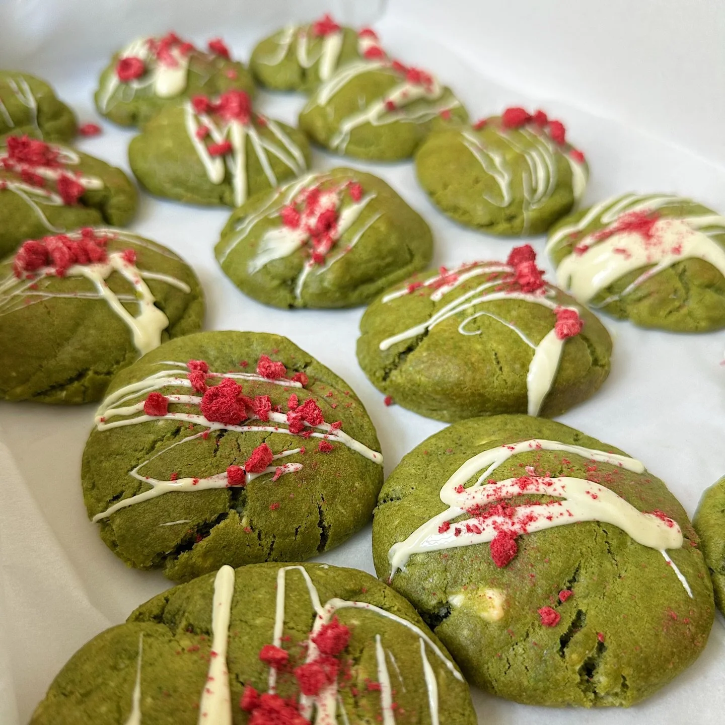 M&auml;kkučk&eacute; matcha cookies s bielou čoko a lyo malinkami 💚🍪. To je presne to čo si na piatok zasl&uacute;ži&scaron;.