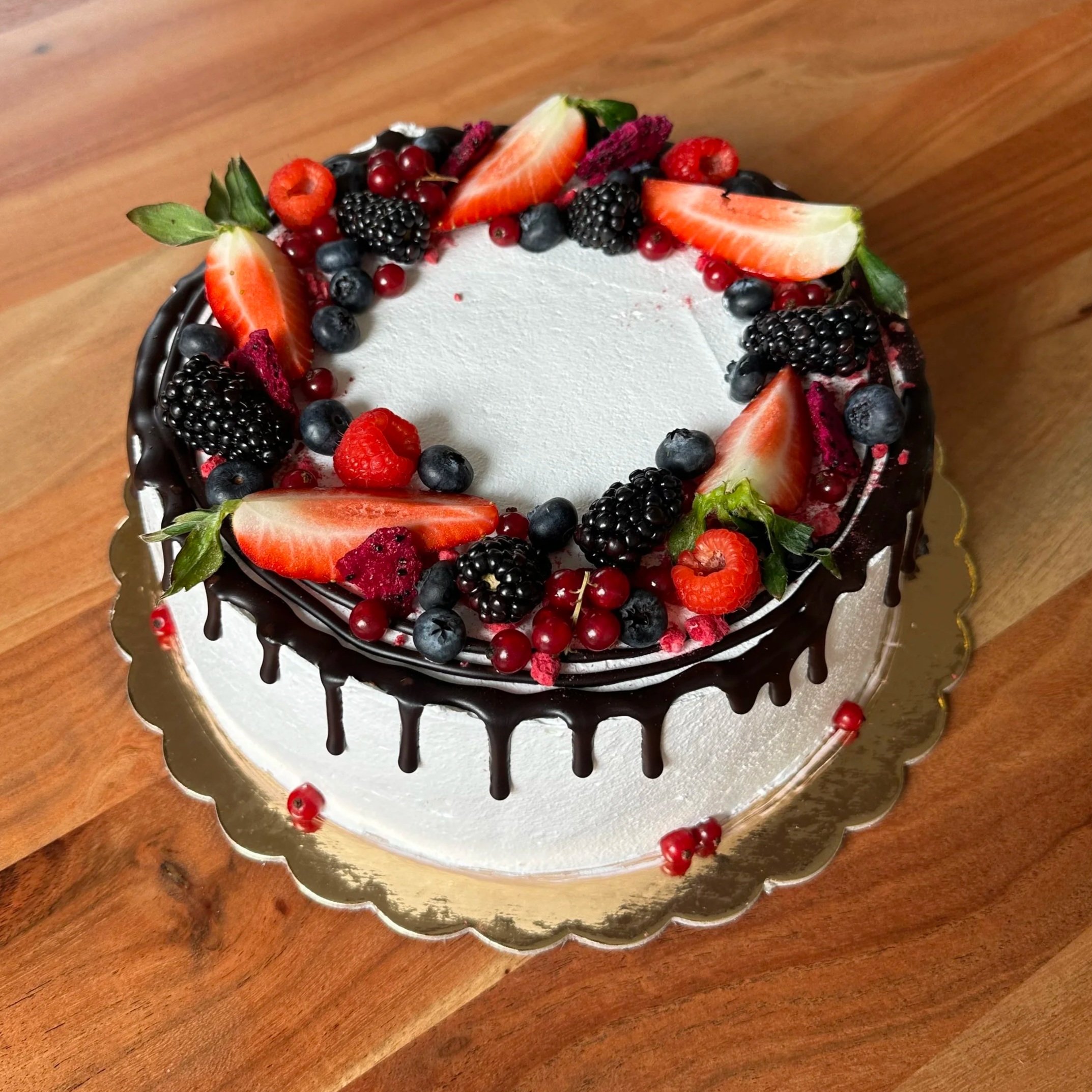 Bezlepková vanilková torta s lesným ovocím