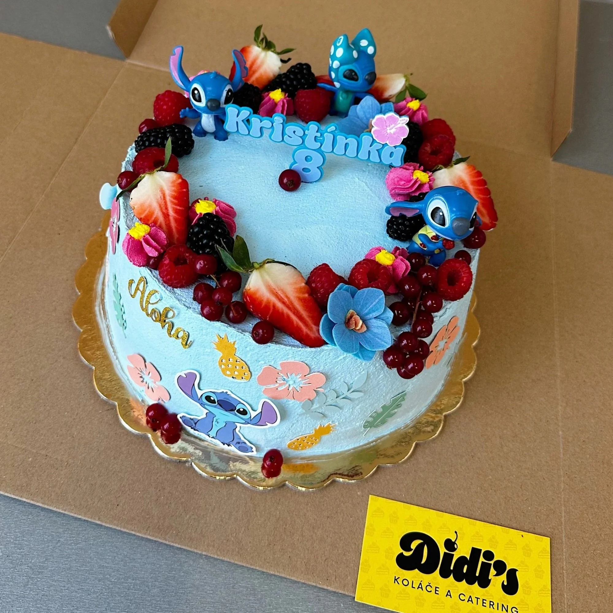 Detská čokoládová torta s banánom a jahodami