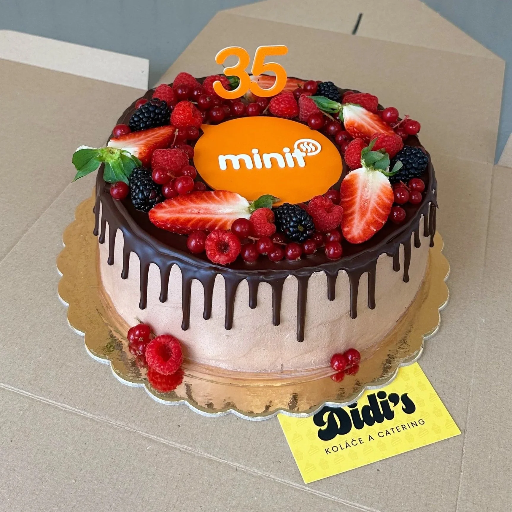 Bezlepková gaštanovo-malinová torta s logom firmy