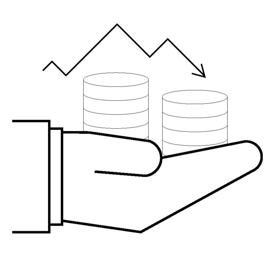 Ein Hand, die Münzen hält, mit einem Diagramm, das fallende Kurven zeigt, im Hintergrund.