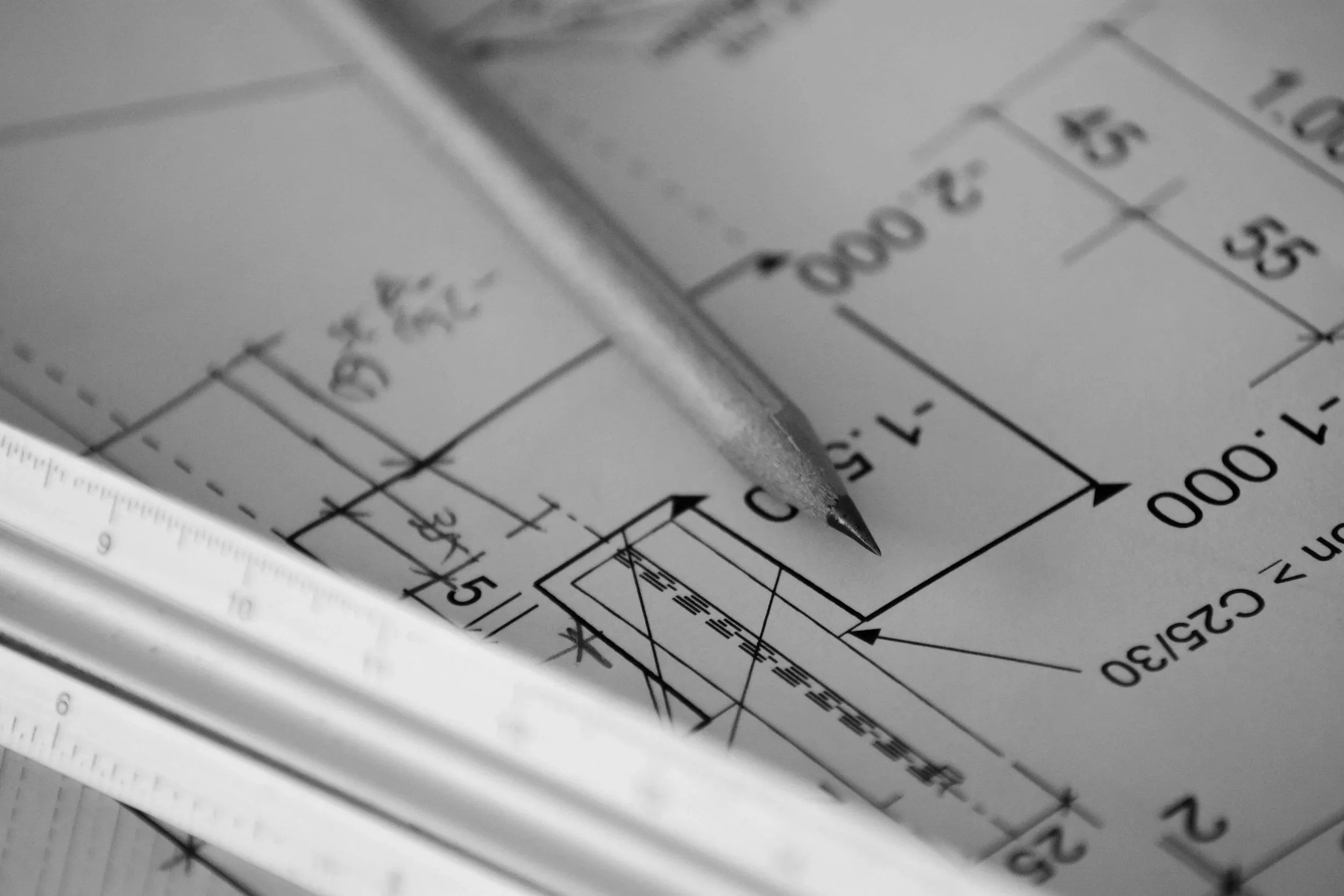 Schwarz-weiß-Technisches Diagramm auf Papier mit Messskala, Lineal und Bleistift.