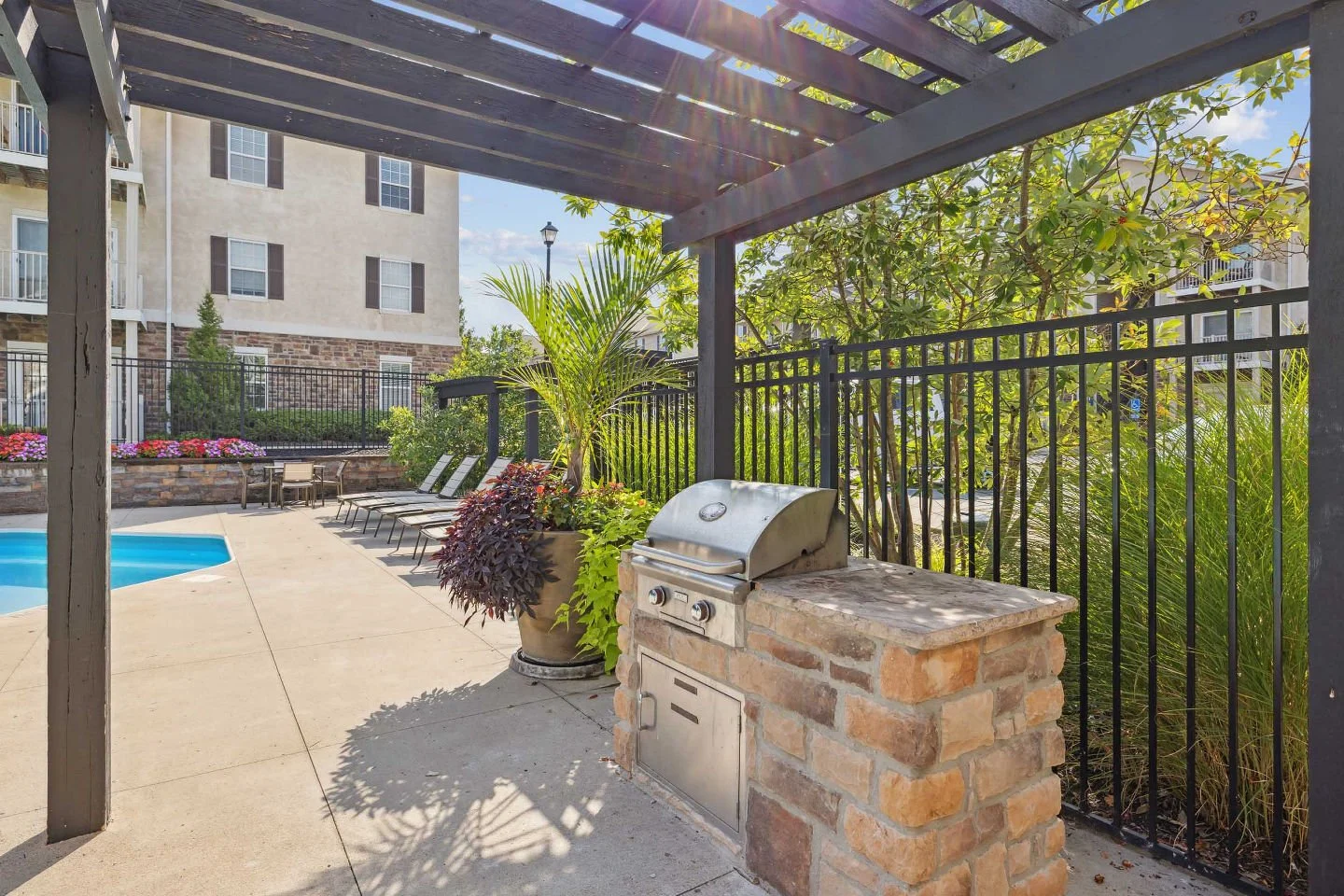 The grilling station makes it easy to enjoy outdoor meals and quality time with friends and family. #GrillingSeason #OutdoorAmenities #CommunityLiving #ApartmentLifestyle #GahannaOH