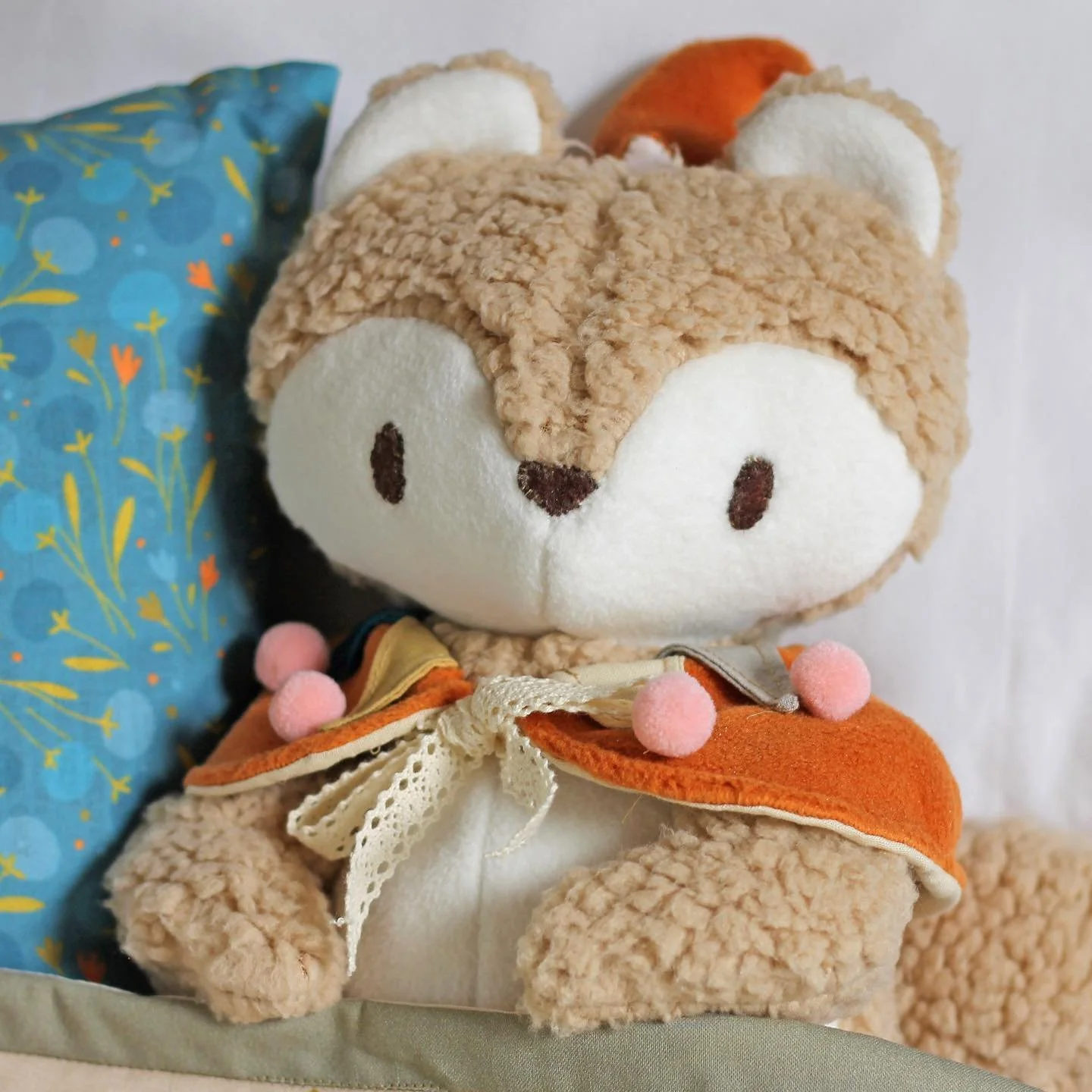 🐿️🃏
Meet my little jester chipmunk plush! She is a sweet, soft, and silly friend! I made her pattern myself and brought her to life by machine and hand-sewing. My favorite details are the pom-poms on her cape and the bell on the tip of her hat!
&bu