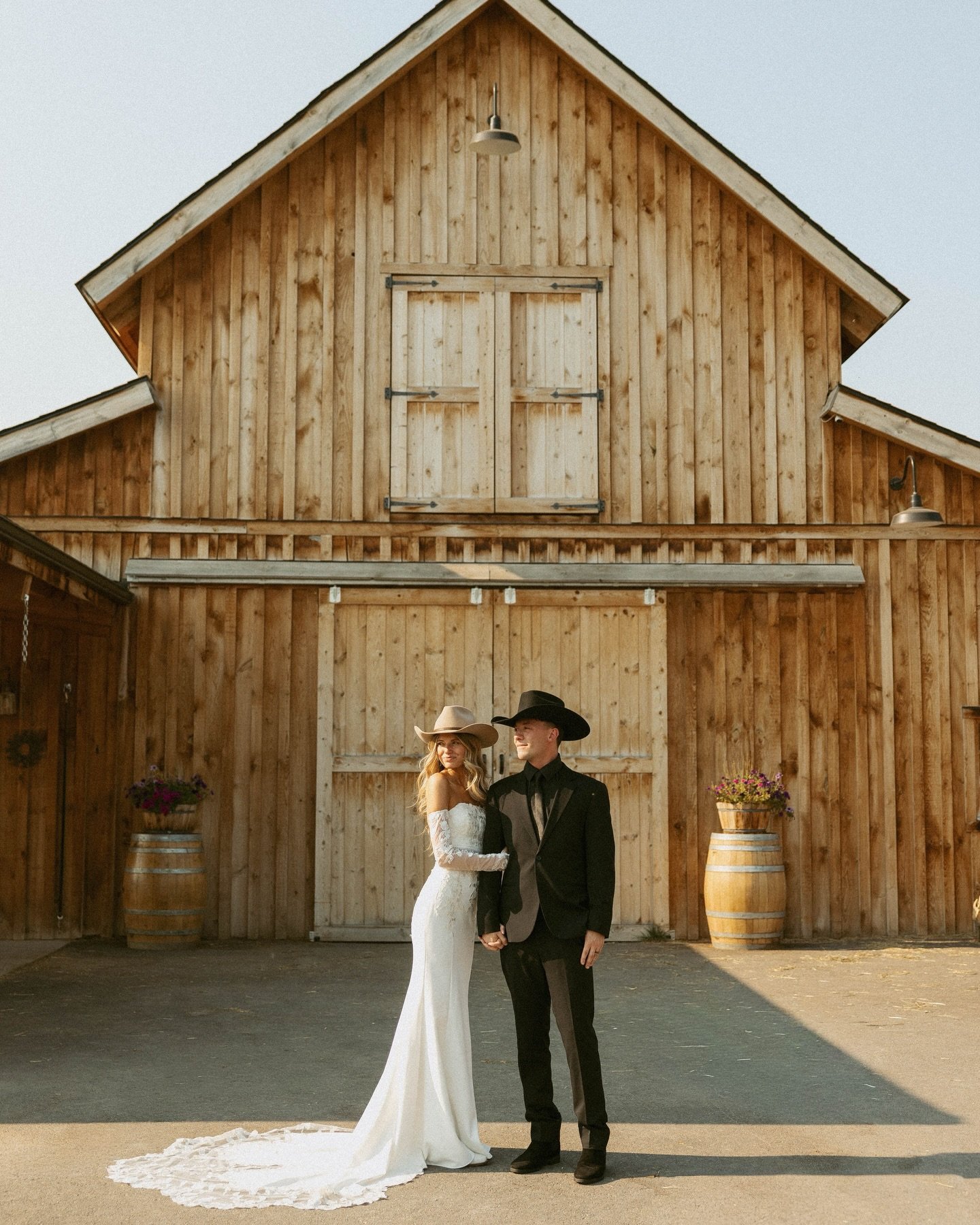 The most perfect elopement day with the Clydesdales🤍

This was truly the sweetest elopement! We started out at their cabin with a first look, had the most INTIMATE and beautiful ceremony on the back porch, and had such a fun experience during our se
