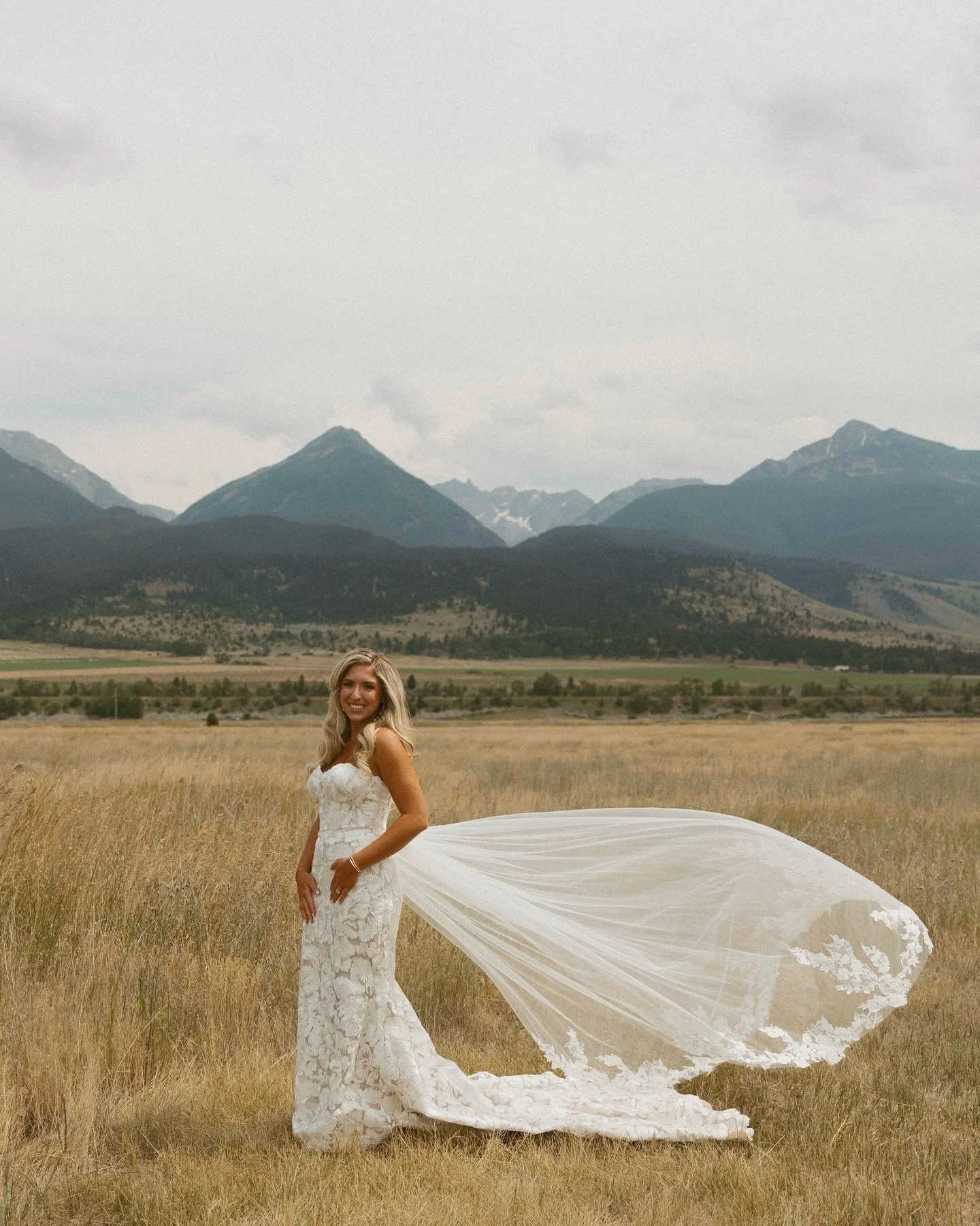 An intimate Montana wedding in the Paradise Valley 🤍⛰️ 
Nothing I love in front of my lens more than a Montana bride and the mountains ✨ 

@poppypinefloral 

#yellowstonewedding
#yellowstoneweddingphotographer 
#glacierparkwedding 
#glacierelopement