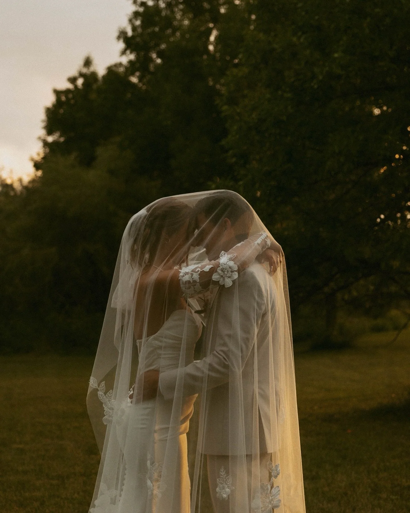 The way that there was not a single dry eye at this intimate Montana microwedding !! 🤍 

There&rsquo;s something magical about the love that these two have for each other ✨

#montanaweddingphotographer 
#glaciernationalparkwedding
#grandtetonelopeme