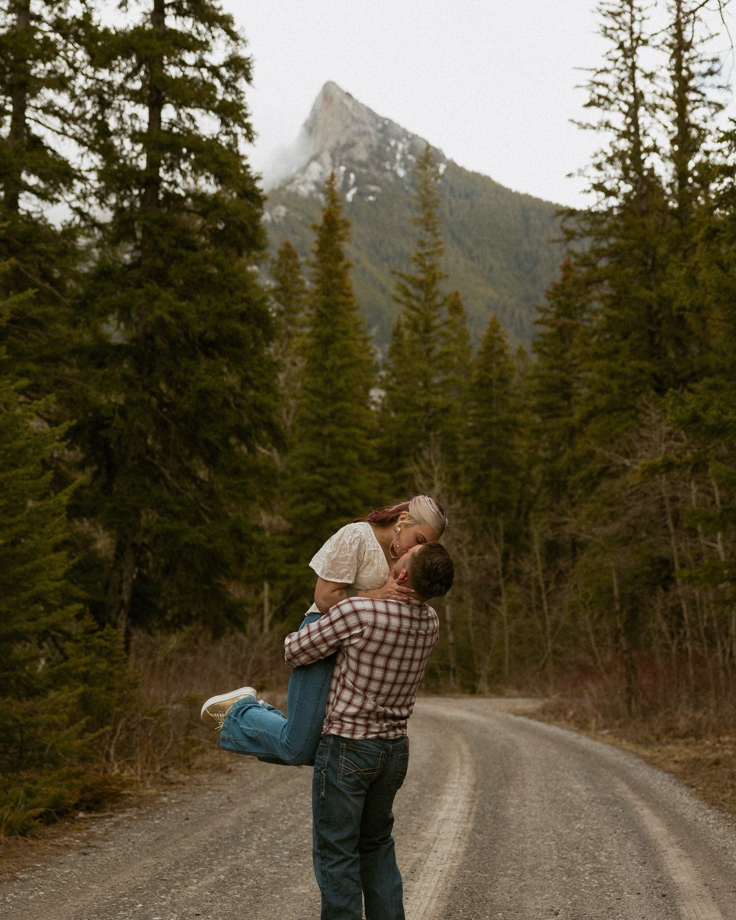 moments between the mountains ✨⛰️

The most romantic evening with these two!! And when the freezing rain started coming down!! Ahhh! 😍 love when the mountains provide such magic🤍

#montanaengagementphotographer 
#montanaweddingphotoandvideo
#glacie