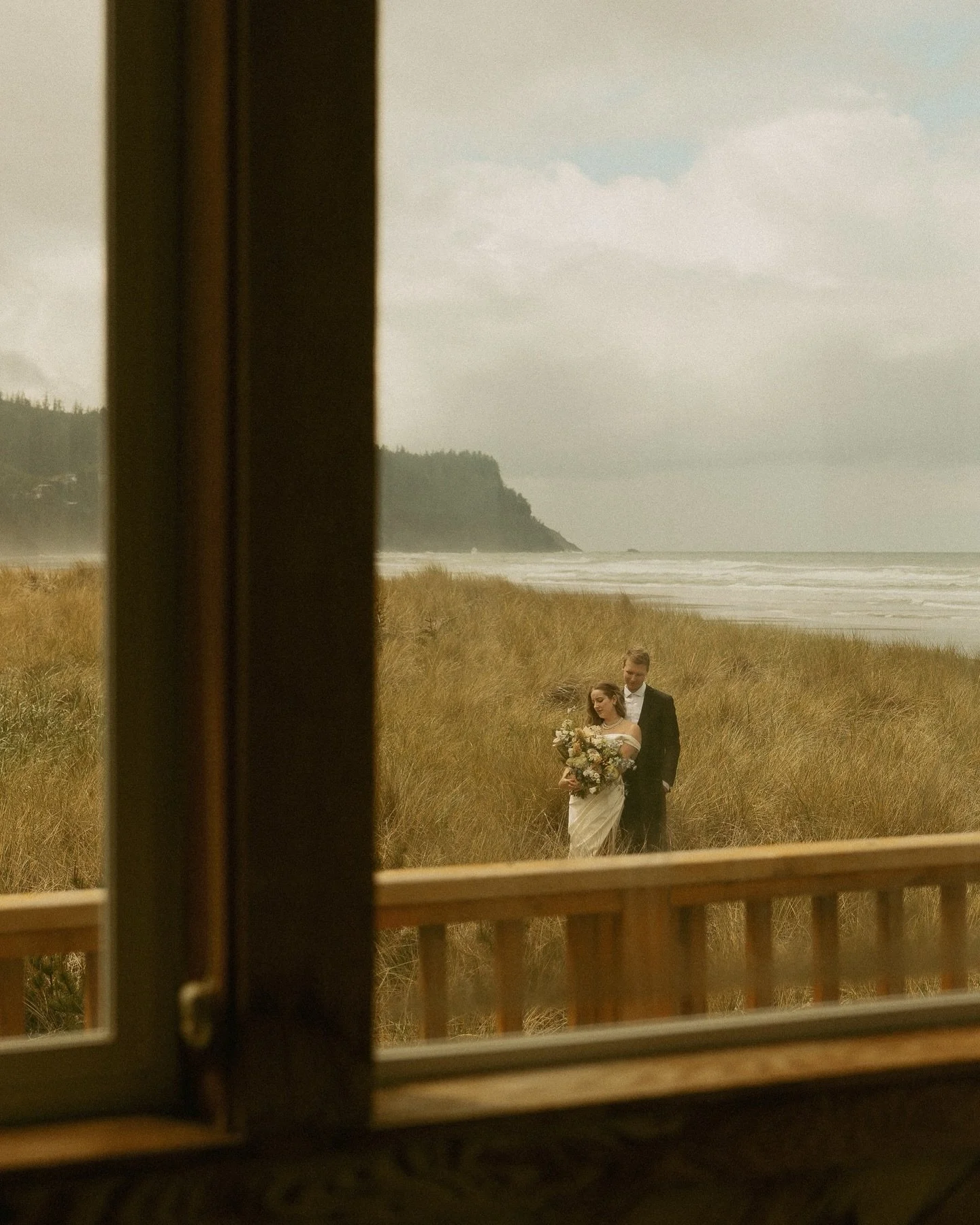 Mentally, i am here and reliving this beautiful day on the Oregon coast 🤌🏽 
If anyone wants to get married in Oregon, whether it&rsquo;s an elopement on the coast or a wedding in the mountains, I DREAM of photographing your day 🤍 link in bio to in