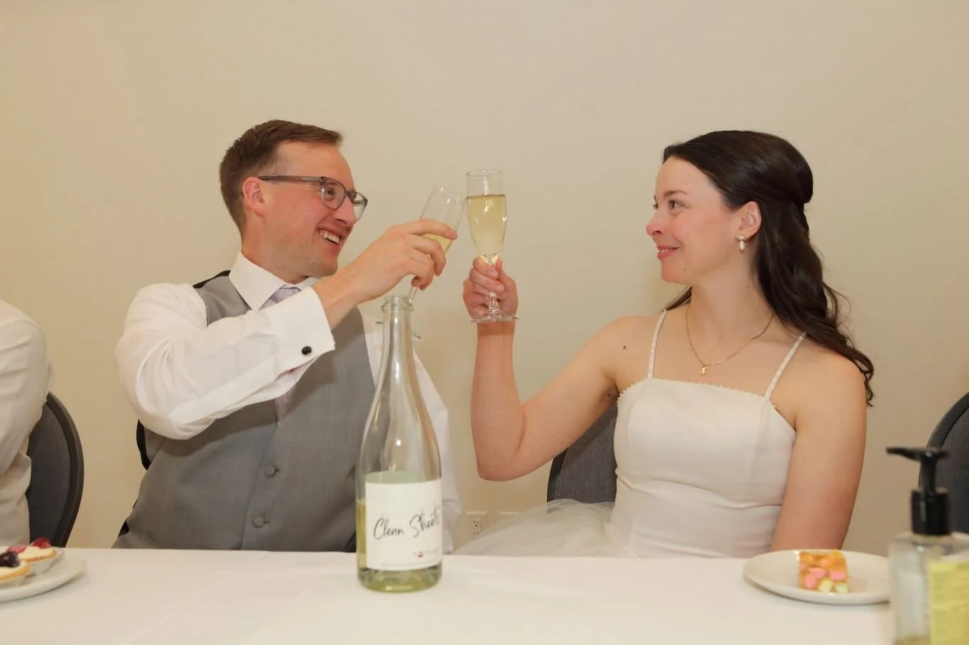 Congratulations 🥳🥂to Aaron and Jamie on their love ❤️ day !  We are so happy to have helped with your no -alcoholic beverages at your wedding ! Love that you toasted your special day with Clean Sheets from @dirtylaundrywinery . Cheers to you 🥂

#w