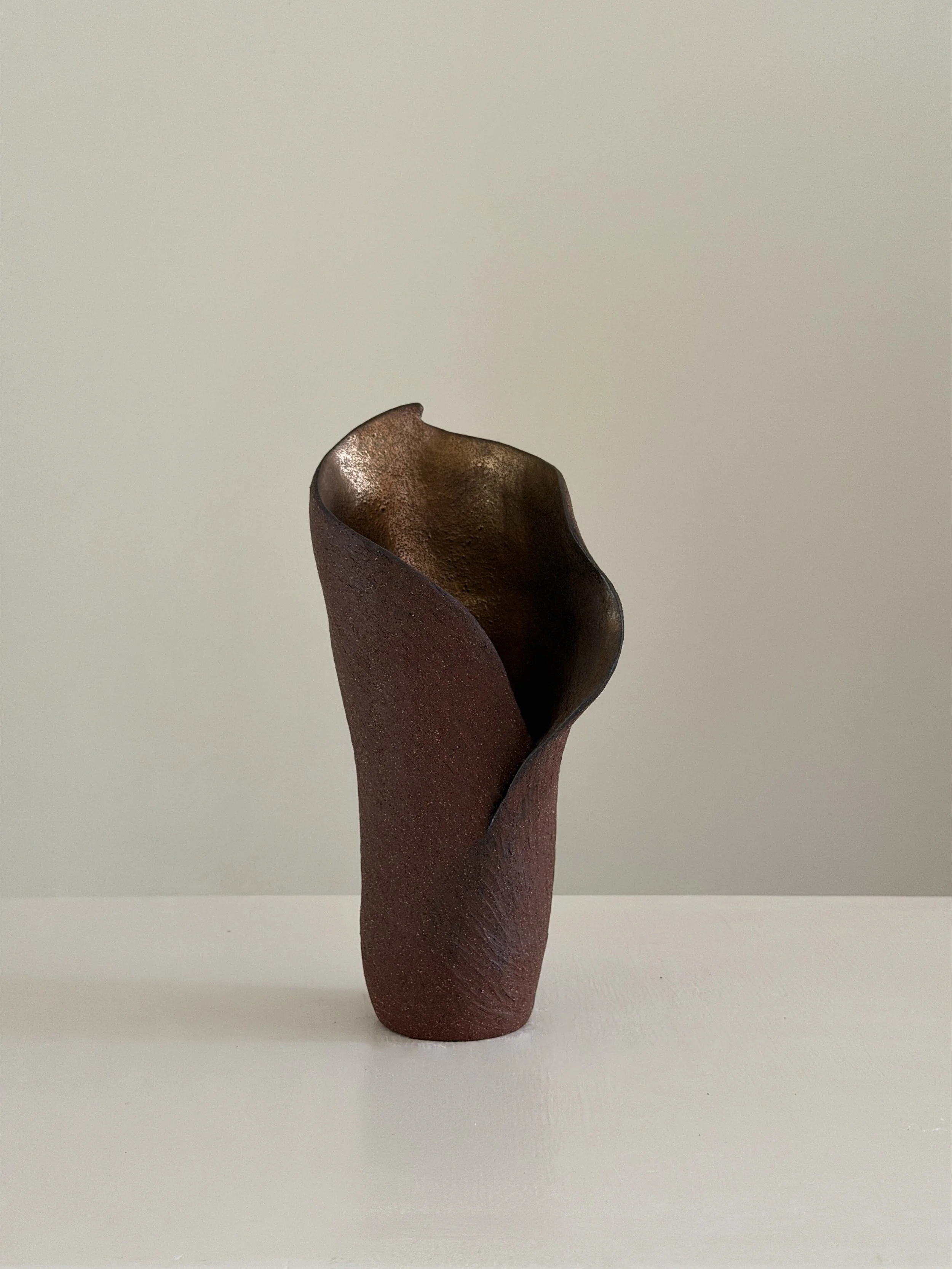 Hand-built ceramic vase: Calla 8, drawn from the calla lily, soft and slightly twisted, in beige stoneware — Anastasia Babenko
