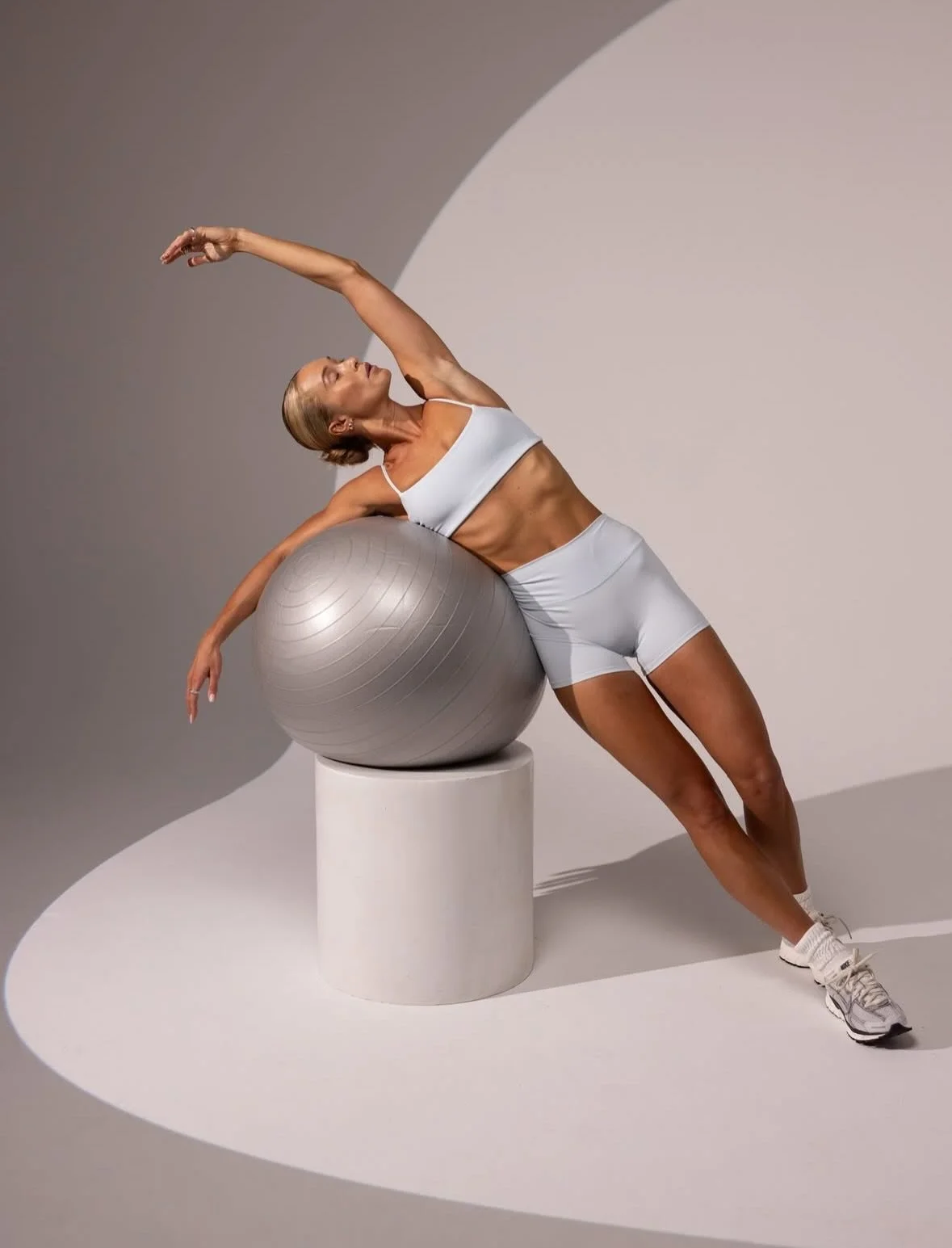 Hello our dear community! Hello 2026!

Starting the year with this set from @haydenkortemoore - We had the pleasure of having Hayden and her crew at the studio shooting for her brand @thepeachclub._ 

Absolute fire set 🙌🏽🔥
📷 @bronsonwhytcross