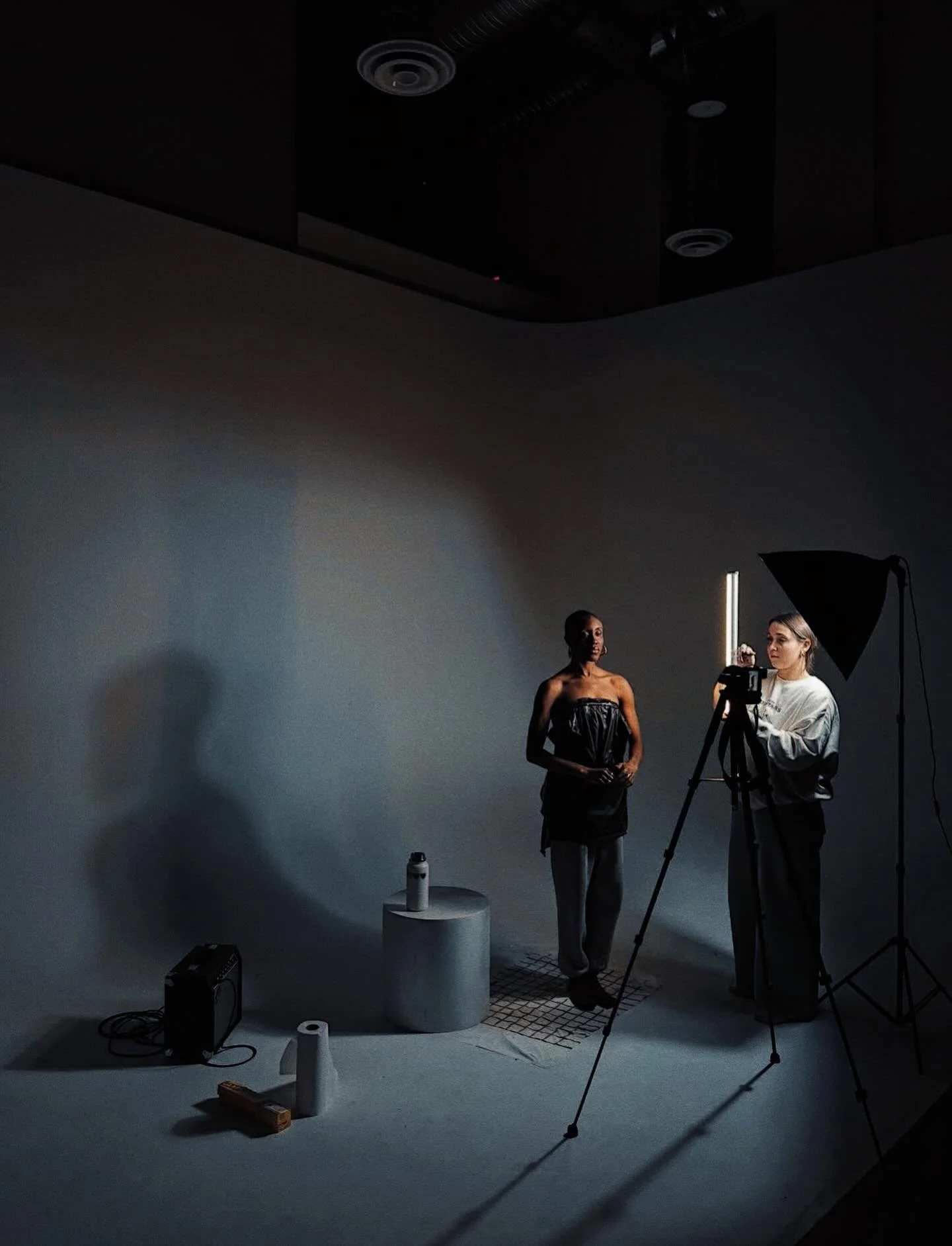 That moody light 😮&zwj;💨 @emeraldosagie and @kamaya.jpg making some magic at the studio ✨

#ThePachamamaStudio #Vancouver #Studio #PhotoStudio #FilmStudio