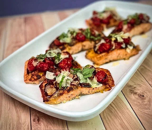 Did salmon say bruschetta??🐟🍅
A mouthwatering combination of summer's freshest ingredients!😋
Flakey salmon meets fresh, vibrant bruschetta in this summer special you don't want to miss! Available now until September 13th💜
 #sinplicitycatering #su