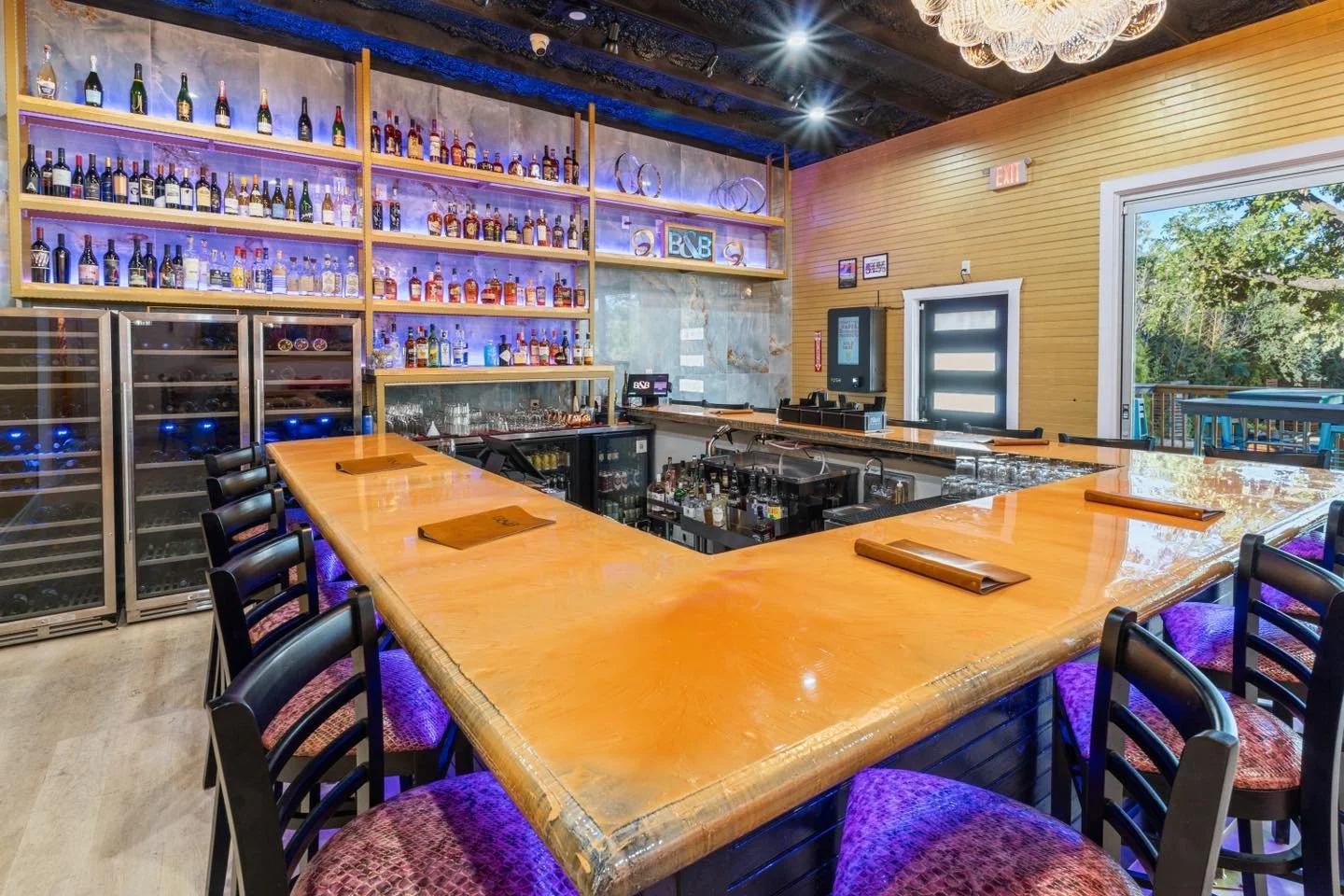 ✨ It&rsquo;s finally FRIDAY ✨
We open today at 3PM &ndash; come kick off the weekend with us at your new favorite bar in the Pearl District! 🥂

📍 1417 Austin St San Antonio, TX  78208

🍾 Saturday &amp; Sunday: doors open at NOON
🍩 Sunday: @DonutN