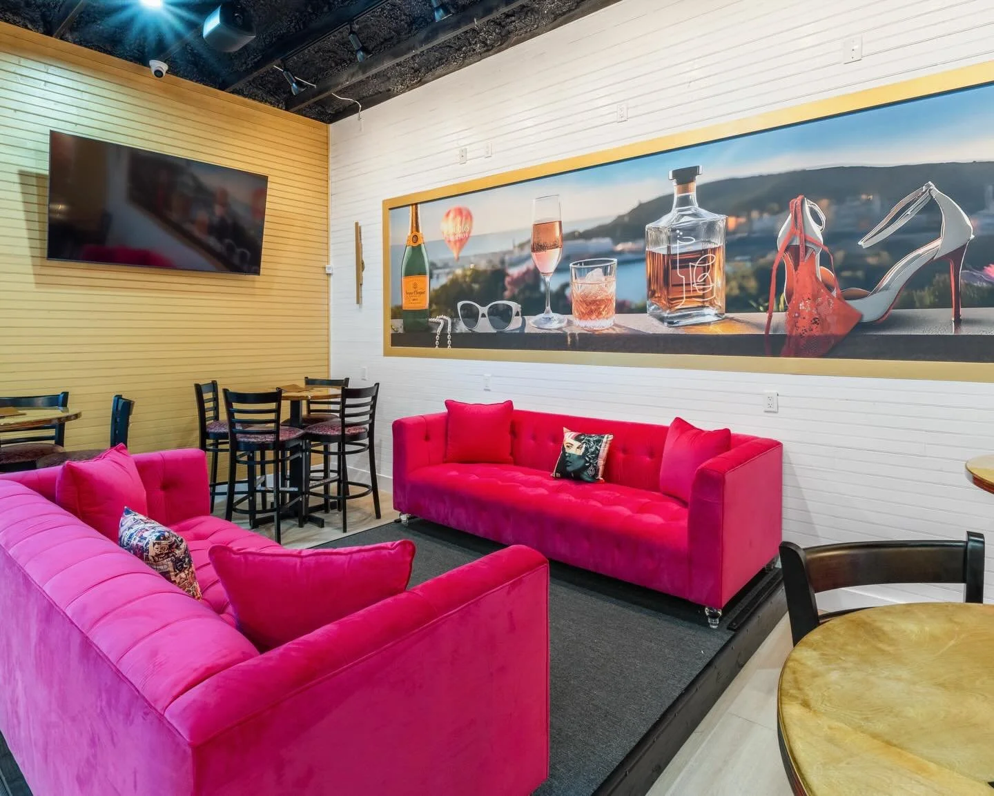 Sip something cute. Stay awhile. 🥂
The vibes are always right at Bubbles &amp; Bourbon ✨

#BubblesAndBourbon #PearlDistrictSA #CocktailVibes