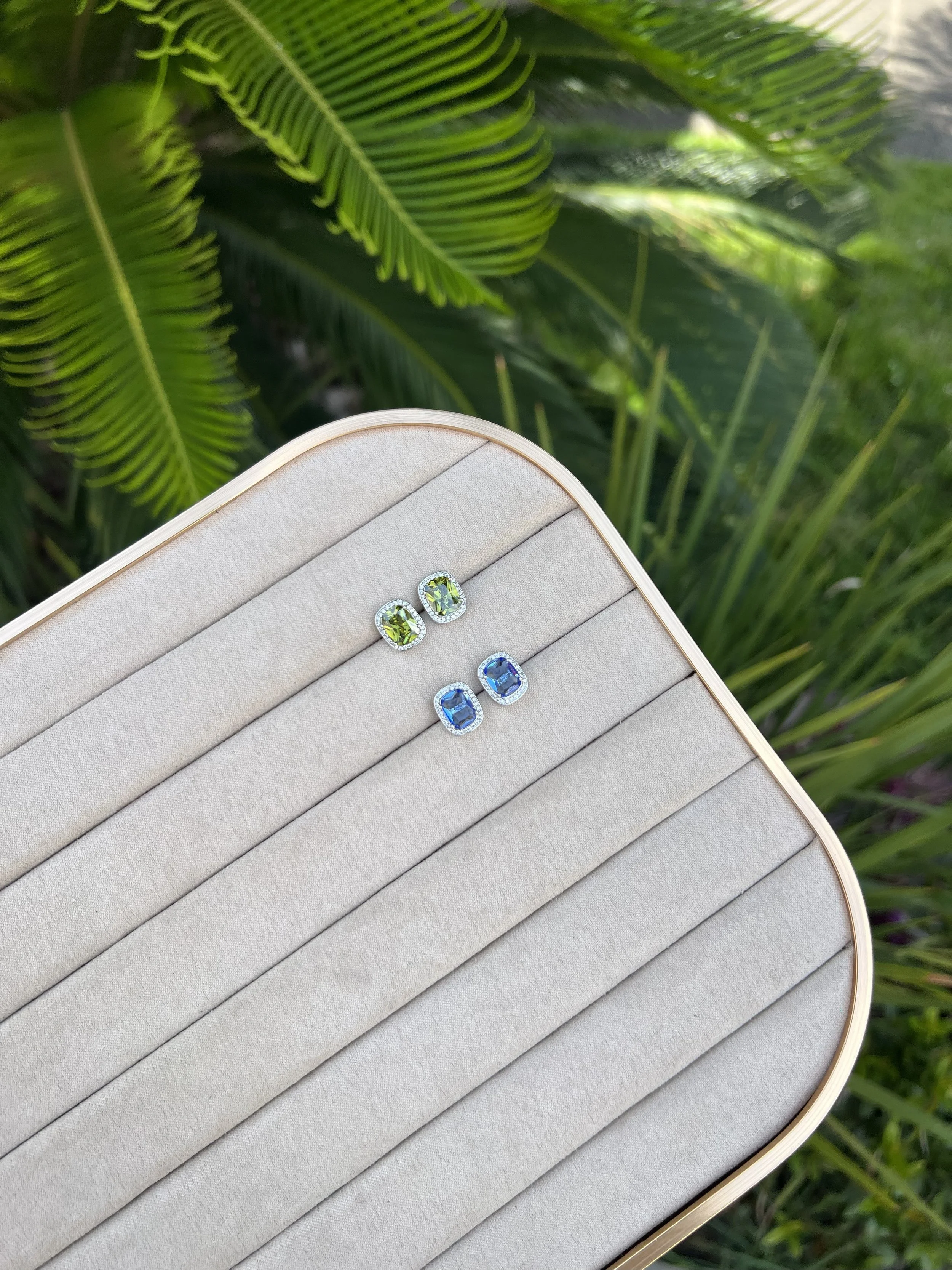 Brinco retangular borda cravejada