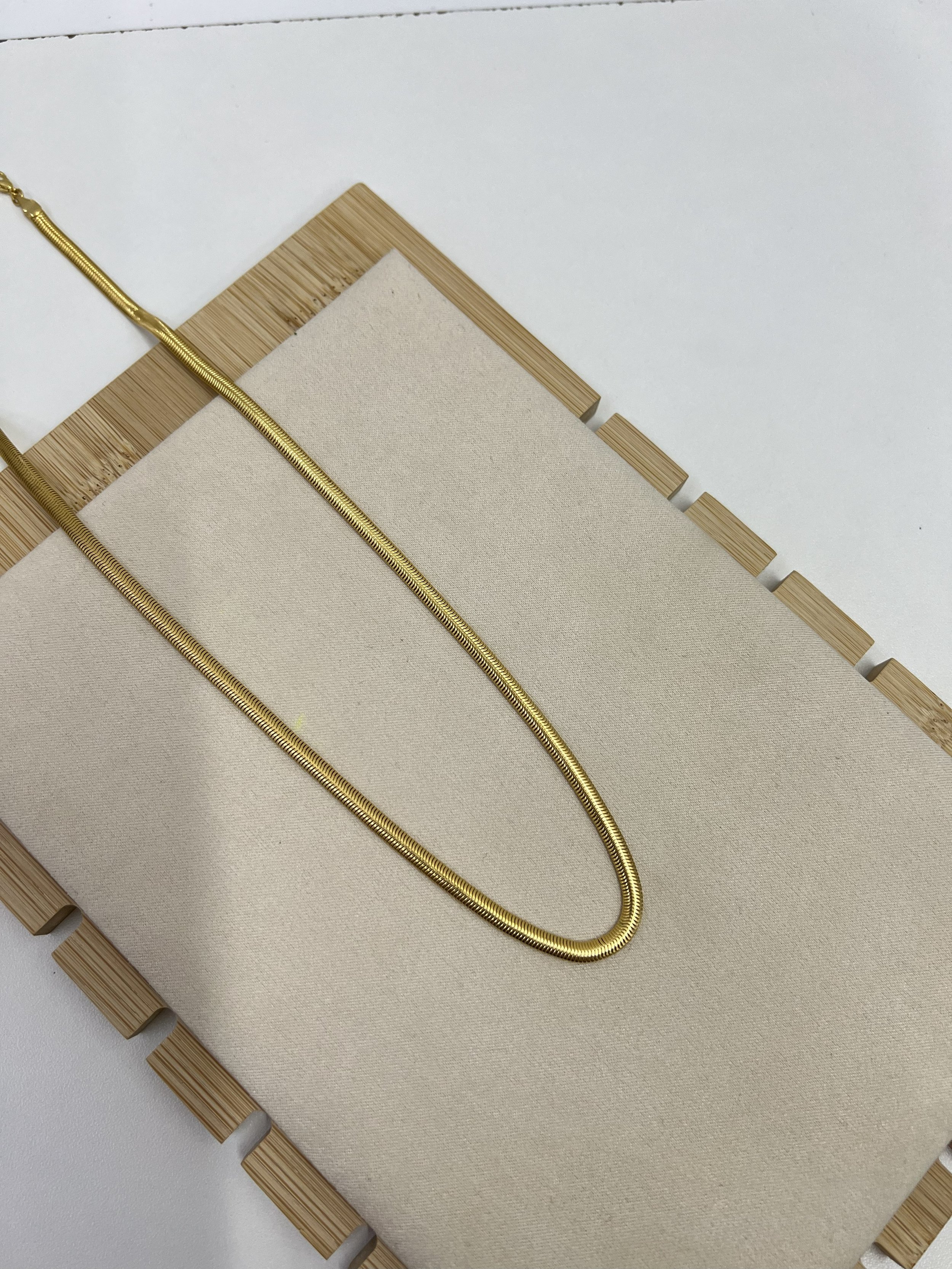 Colar fio de malha maleável