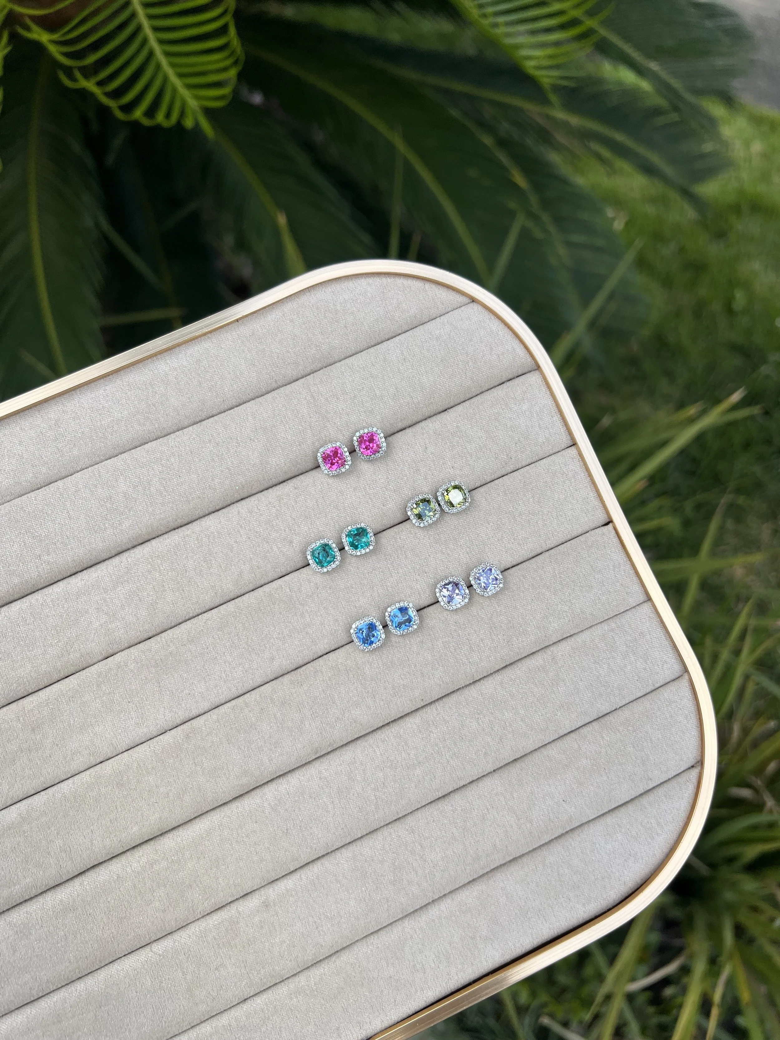 Brinco Ponto de Luz Quadrado Cravejado