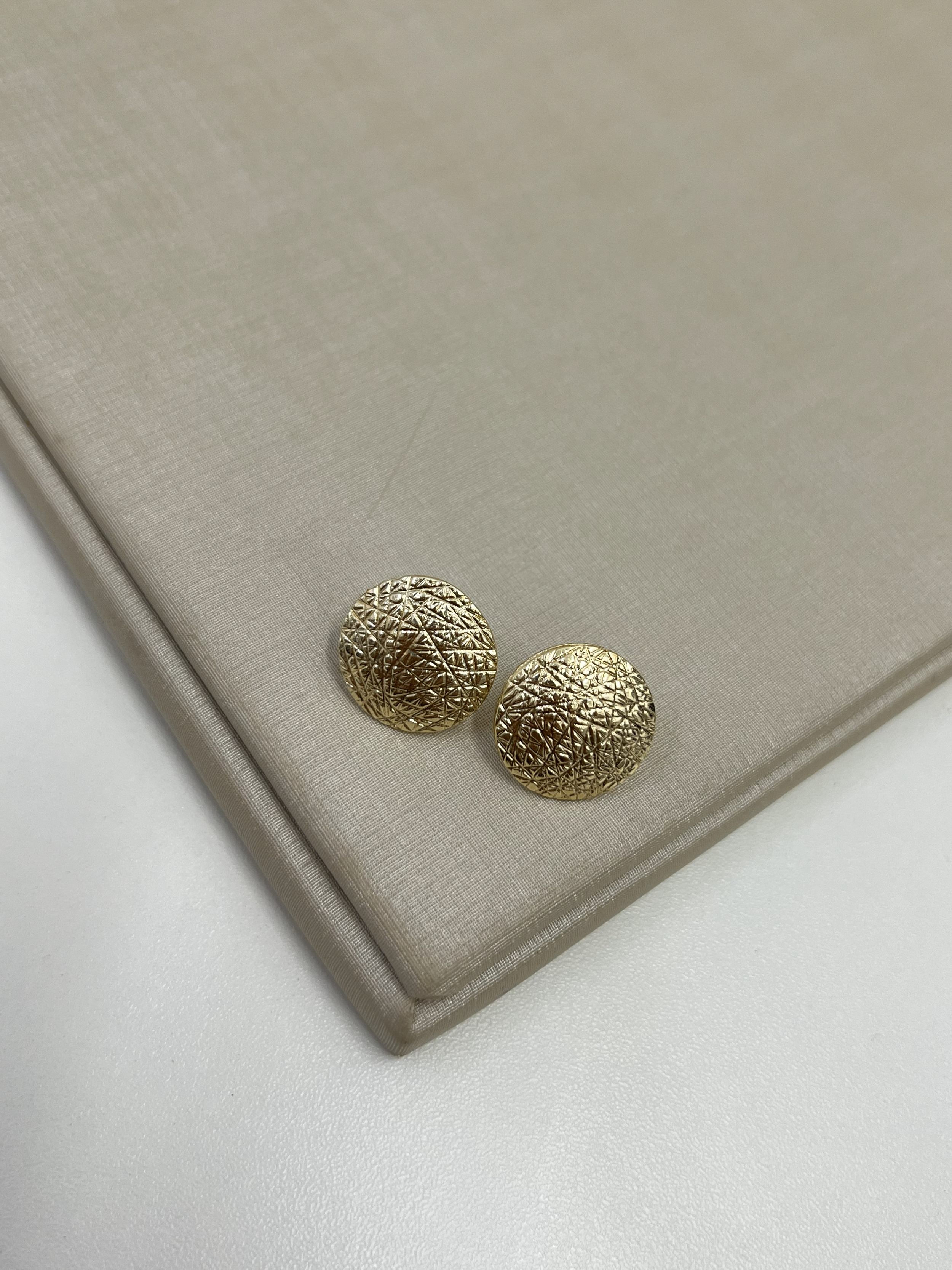 Brinco Botão Texturizado