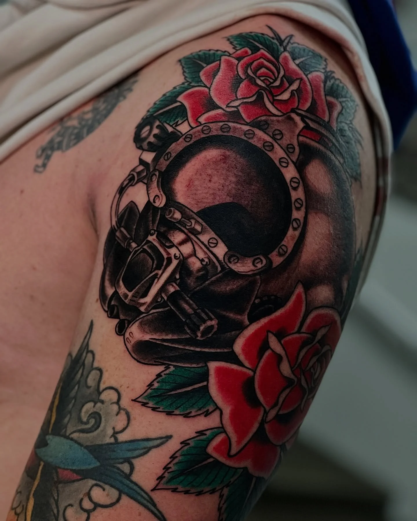Diving helmet and cowboy skull filler, thanks @westinfrans!!! 
Done @lightworktattoo 
#divinghelmet #cowboyskull #traditionaltattoo #atlanta #sandysprings