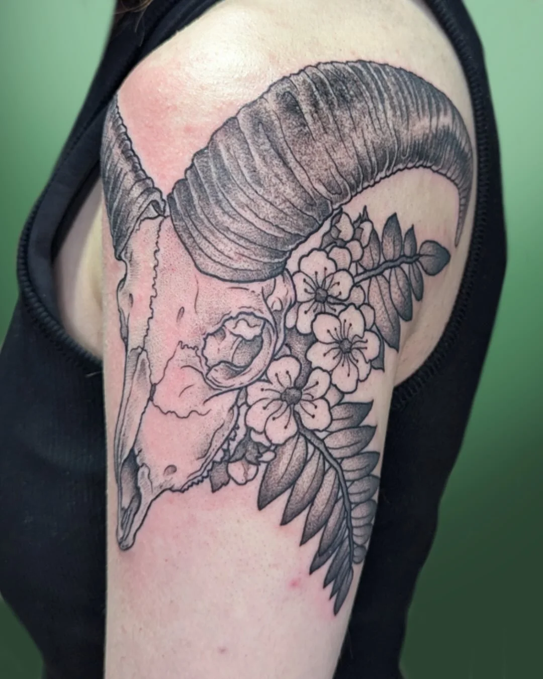 From my florals and skulls flash! Thank you for your trust, friend 💖

Done at @cozycampcollective