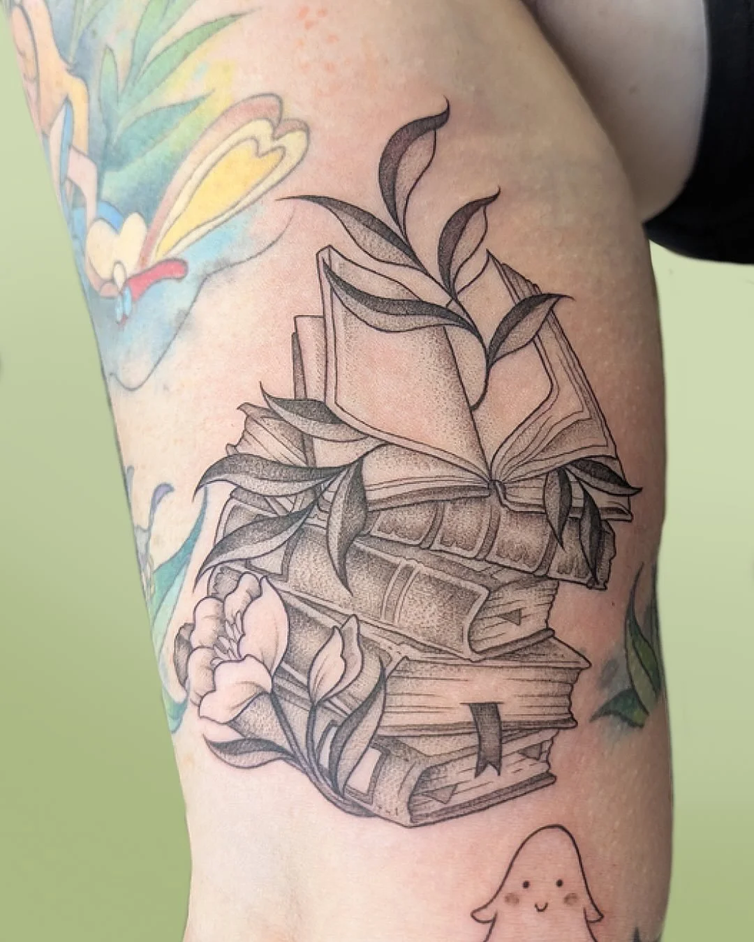 Will I ever get tired of stacks of books? Whether they be tattoos, around my house and office, or in an old book store piled on the floor? Never 💖

Thank you for your trust, friend! 

Done at @cozycampcollective