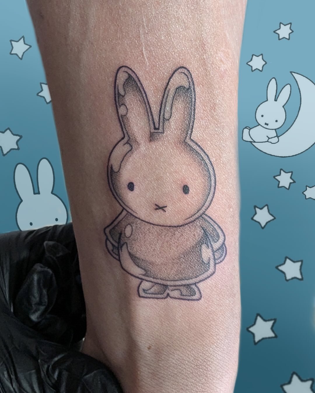 I FINALLY got to do a miffy tattoo! Thank you so much for your trust friend and for enabling me to draw miffy 💖

Done at @cozycampcollective