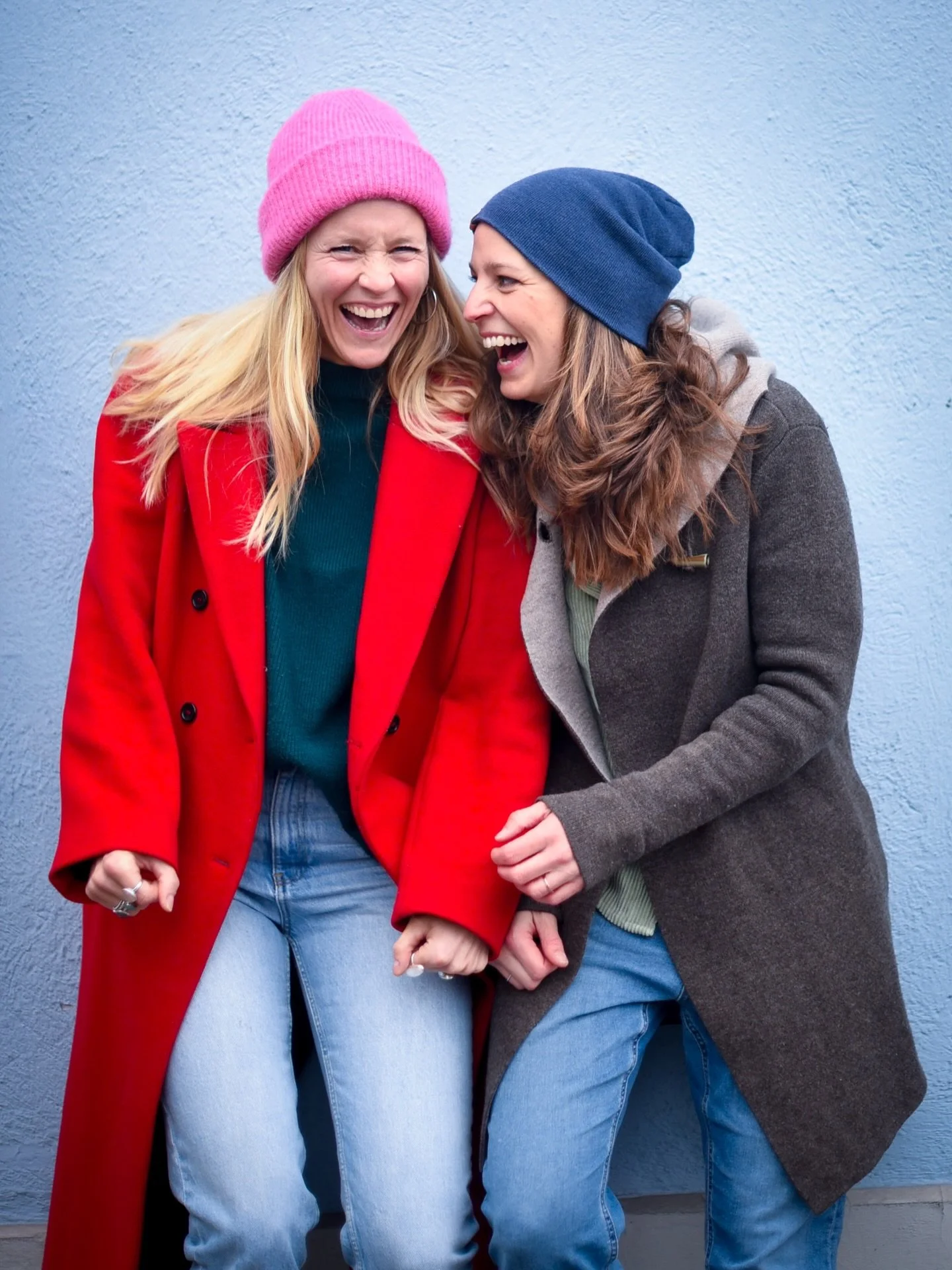 Was passiert, wenn K&ouml;rper &amp; Geist sich wirklich begegnen?

Hallo, wir sind Anna &amp; Cynthia.

Und wir glauben zutiefst an die Mind-Body-Connection.

An die Verbindung zwischen K&ouml;rper und Geist.
Zwischen F&uuml;hlen und Verstehen.
Zwis